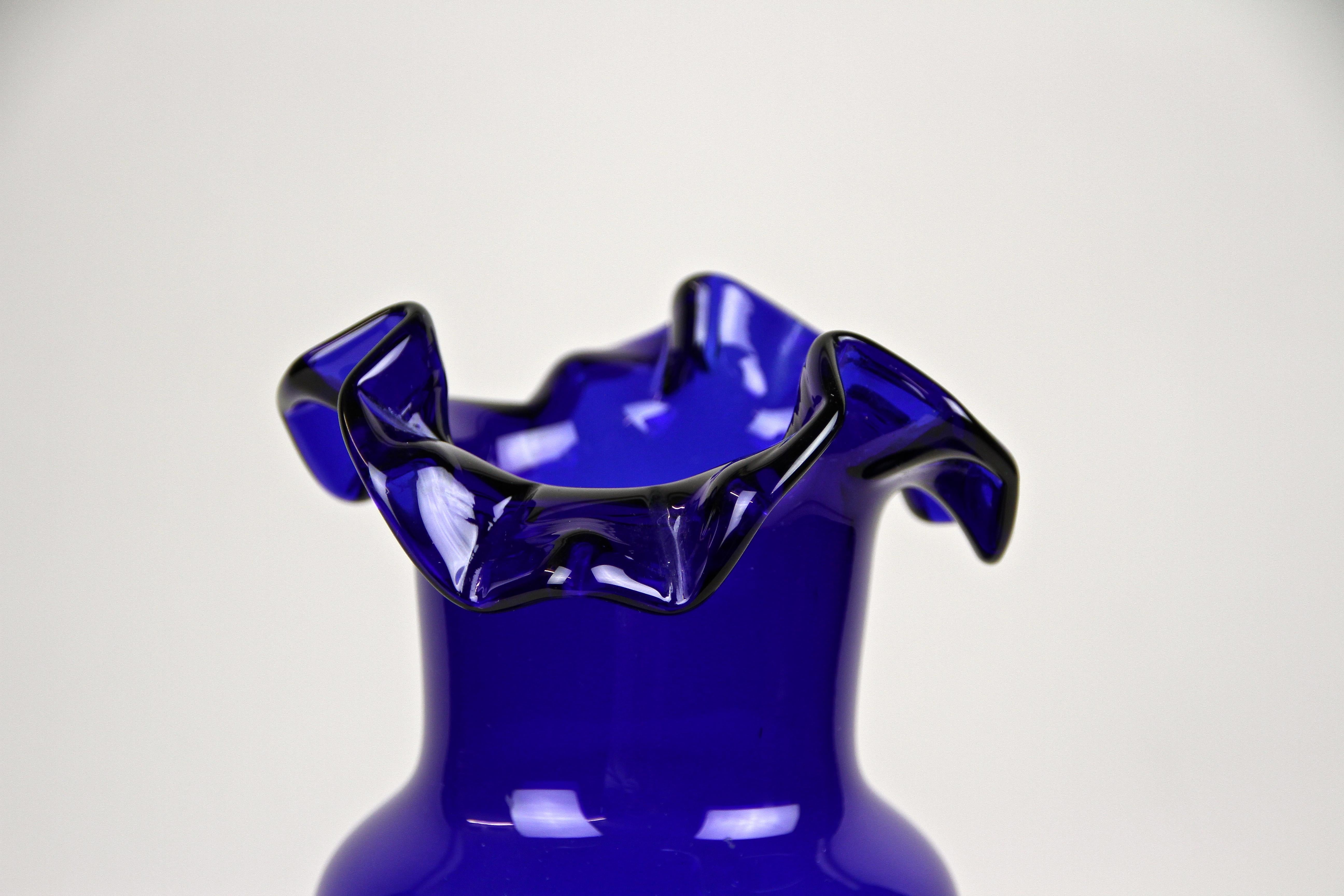 Blue Glass Vase Art Nouveau with Frilly Glass Top, Austria, circa 1900 In Good Condition For Sale In Lichtenberg, AT