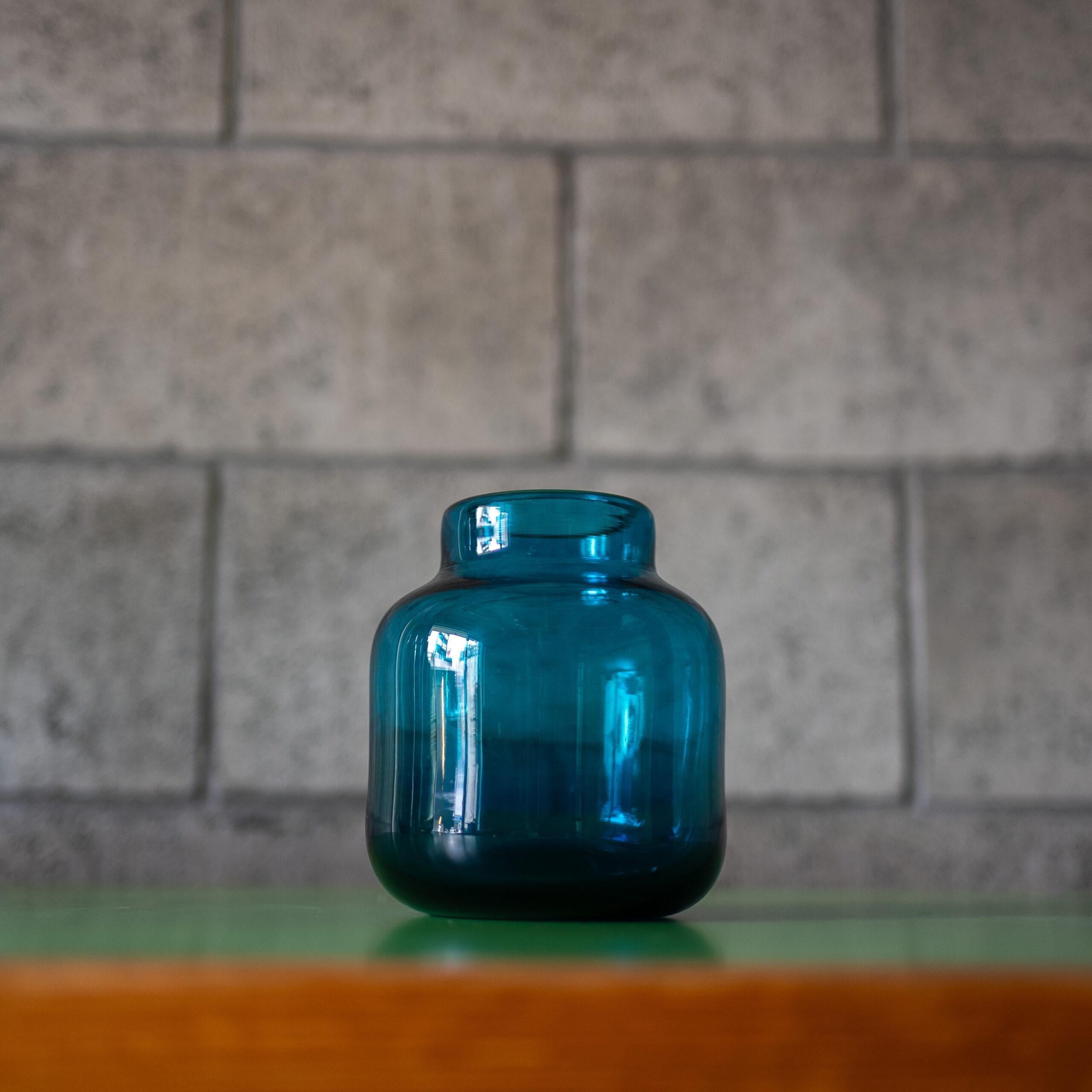 Vaso in vetro blu intenso dell'artista francese Claude Morin. Una forma scultorea dal colore vibrante che cattura la luce in modo meraviglioso.