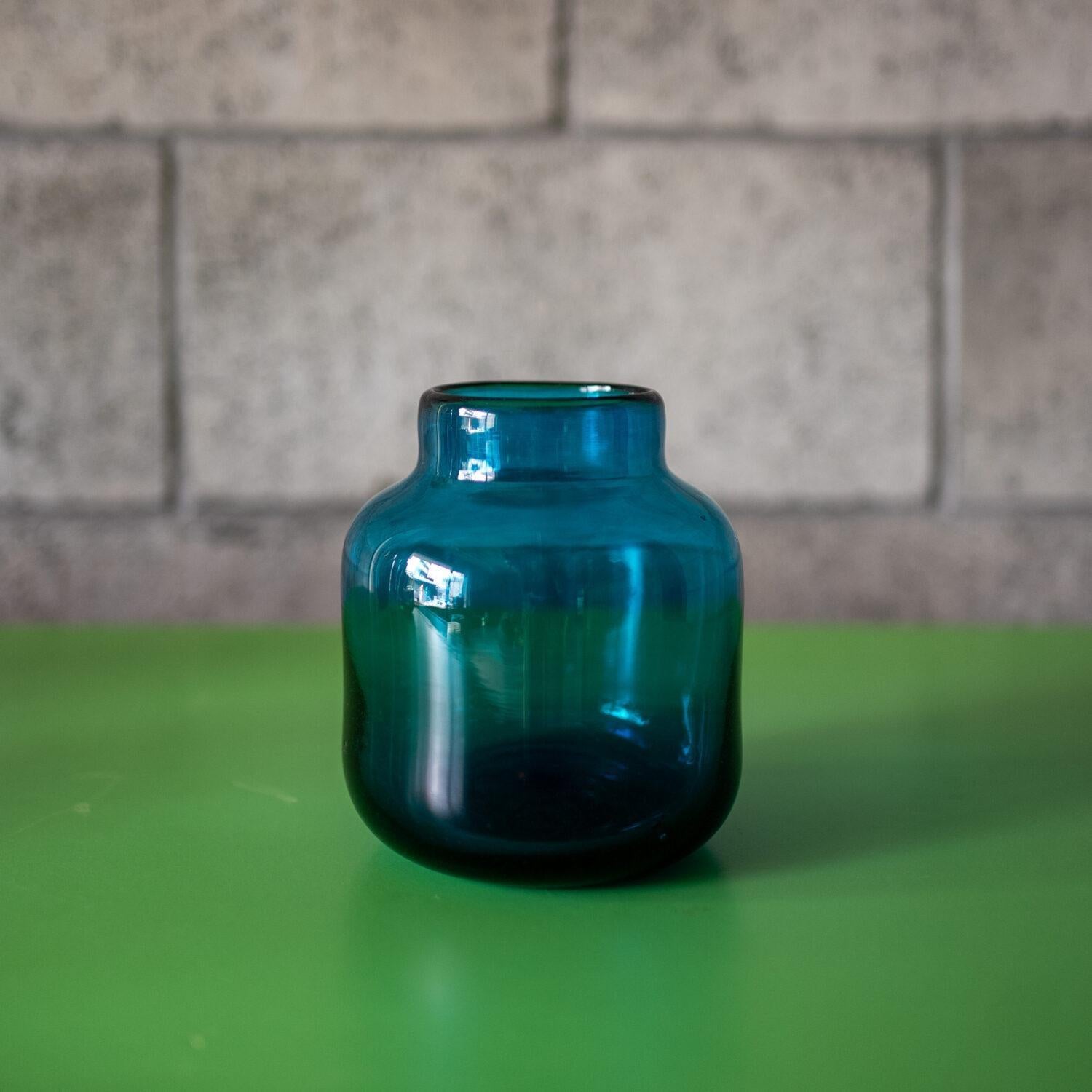 Fine XX secolo Vaso in vetro blu di Claude Morin in vendita