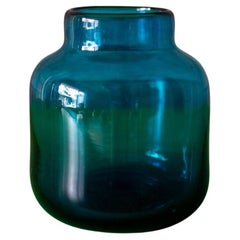 Vaso in vetro blu di Claude Morin