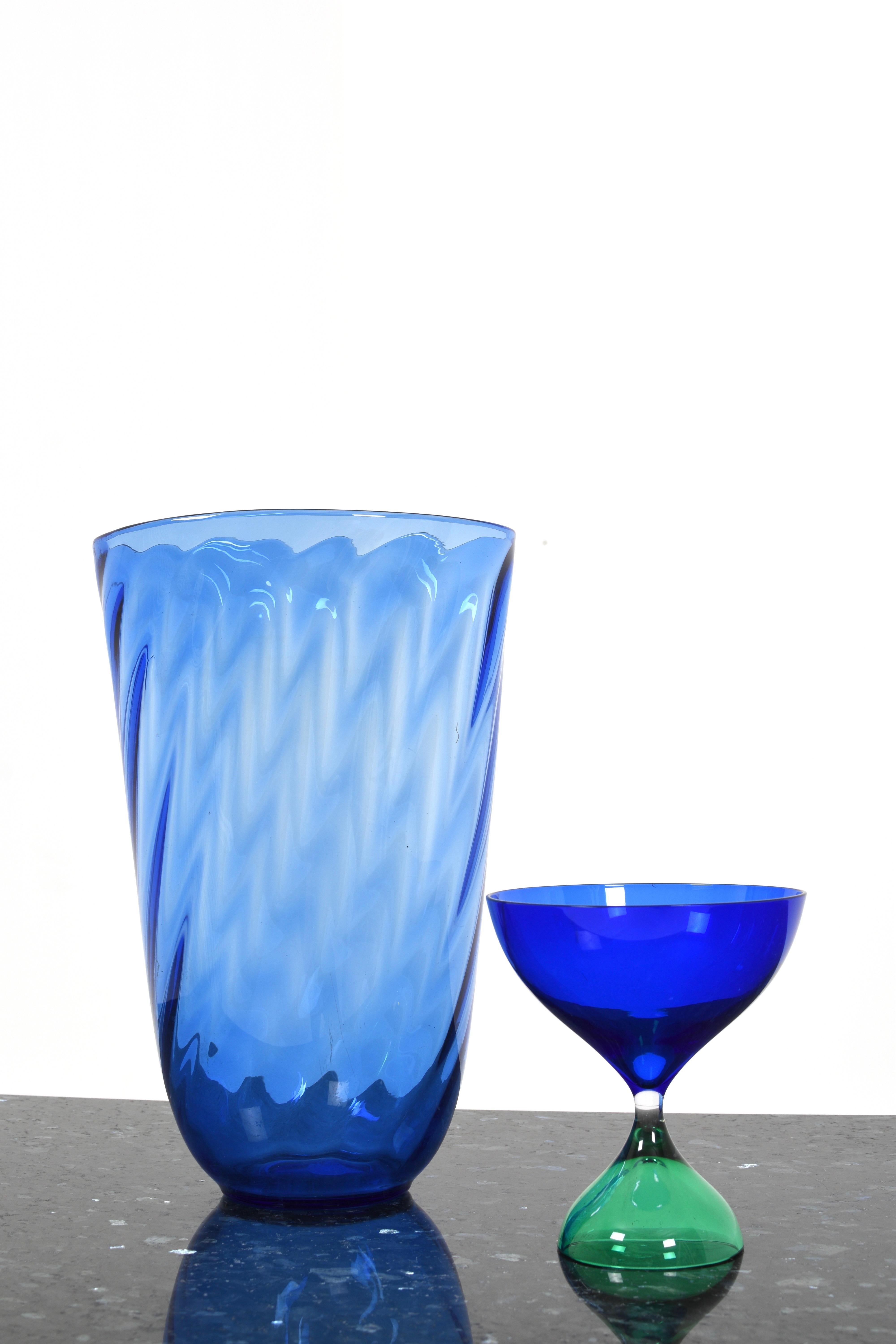Die blaue Glasvase von Reijmyre Glasbruk ist eine elegante und zeitlose Zierde für Ihr Zuhause. Diese schöne Vase wird von den erfahrenen Glashandwerkern von Reijmyre mit viel Geschick und Liebe zum Detail hergestellt und repräsentiert das Beste der