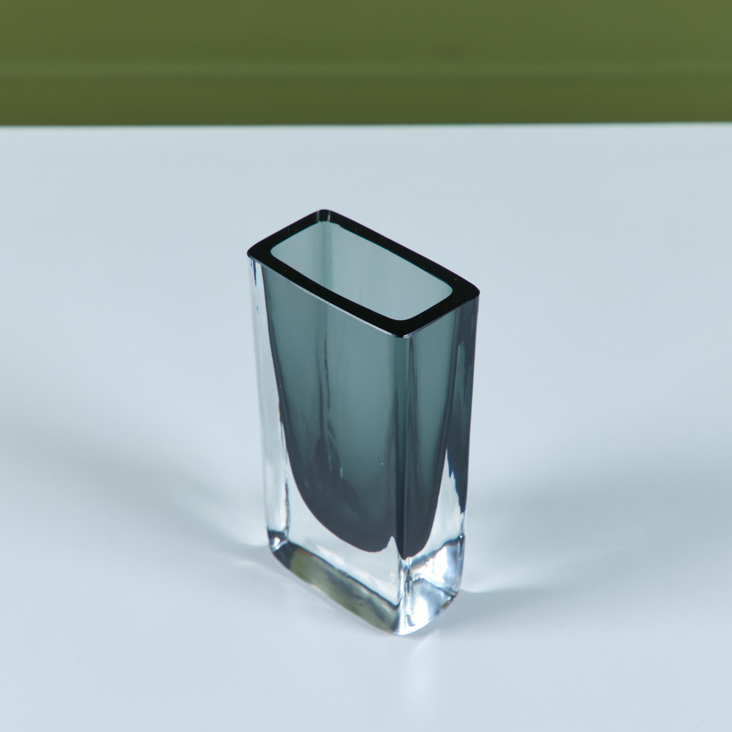 Vaso in vetro blu di Nils Landberg per Orrefors in vendita 5