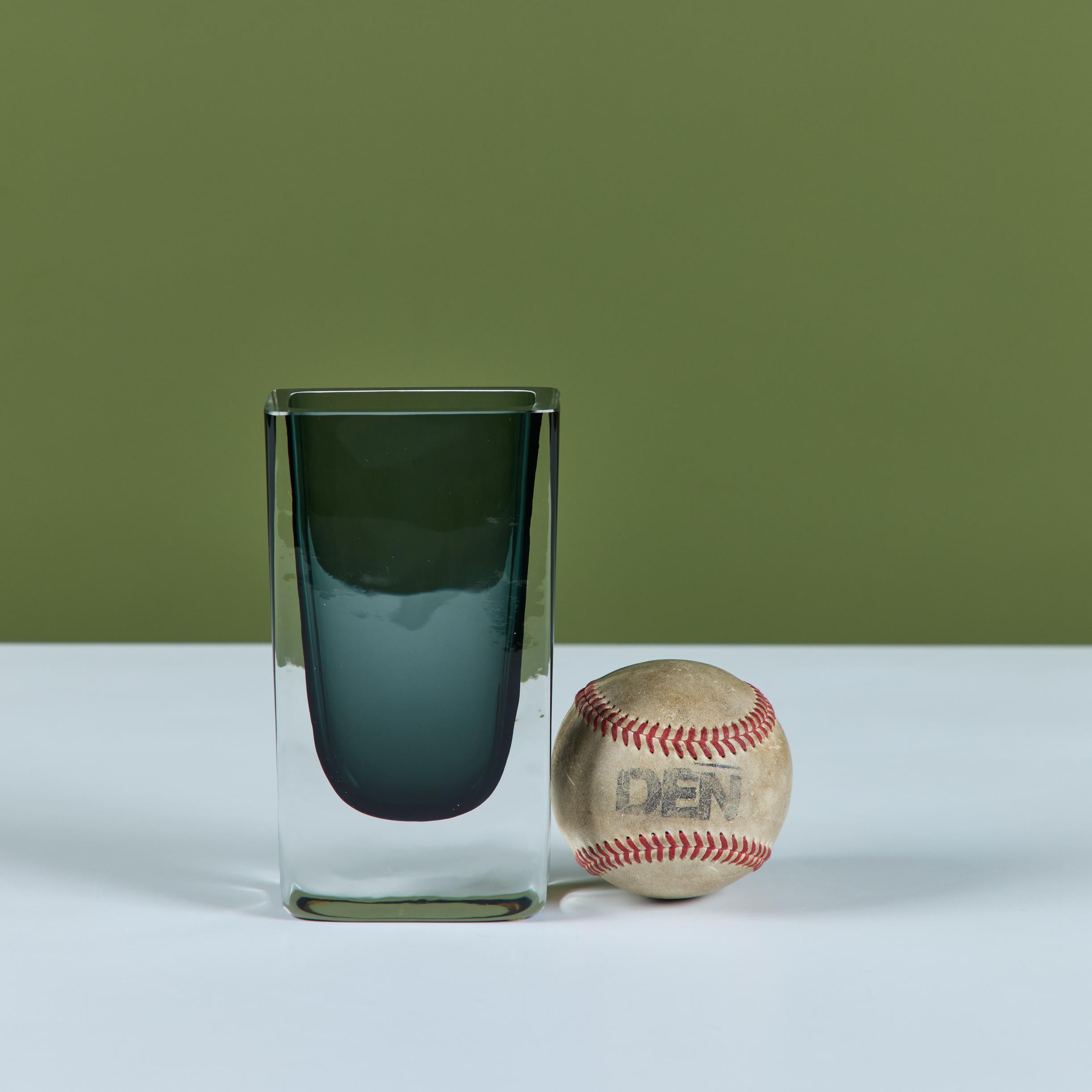 Mid-Century moderno Vaso in vetro blu di Nils Landberg per Orrefors in vendita