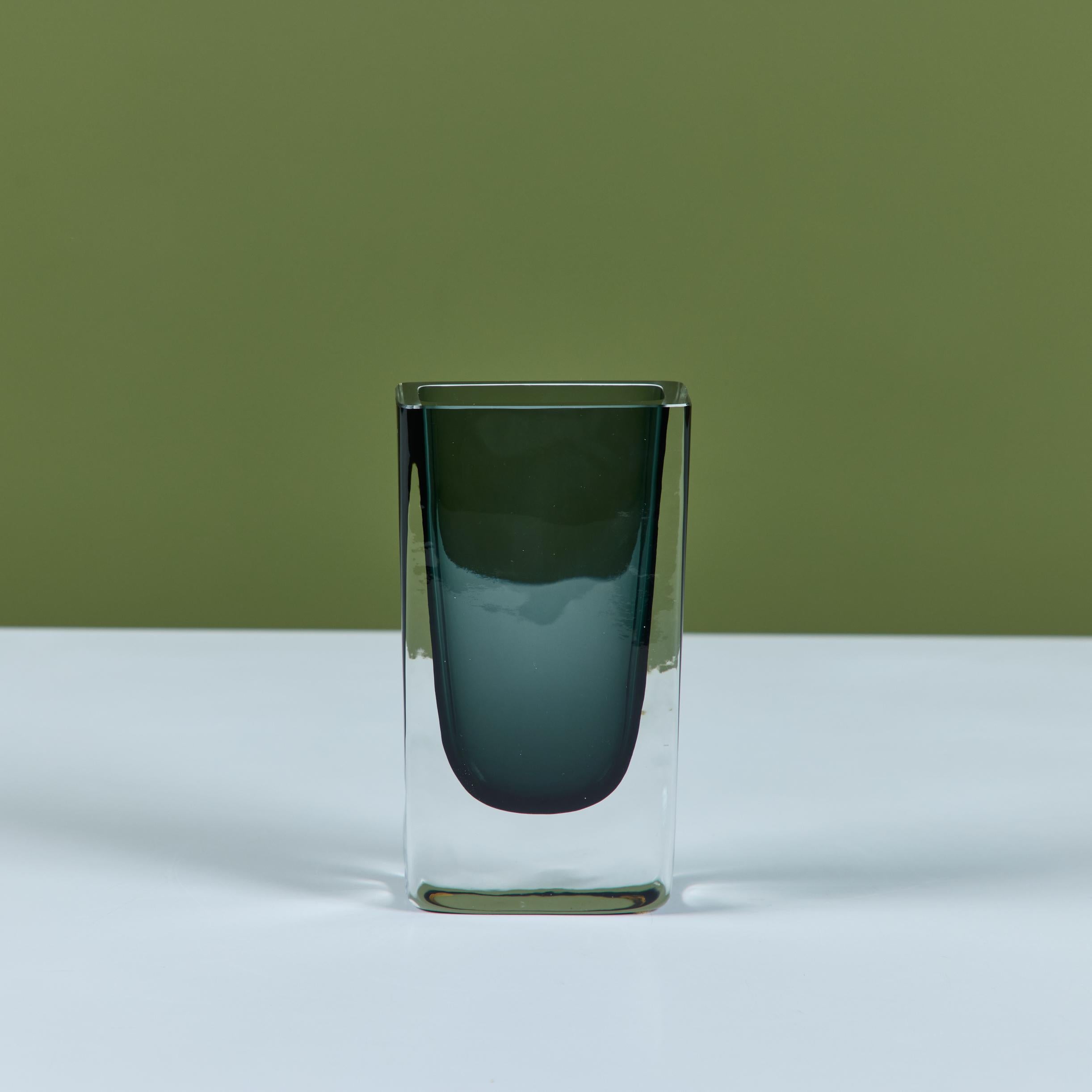 Svedese Vaso in vetro blu di Nils Landberg per Orrefors in vendita
