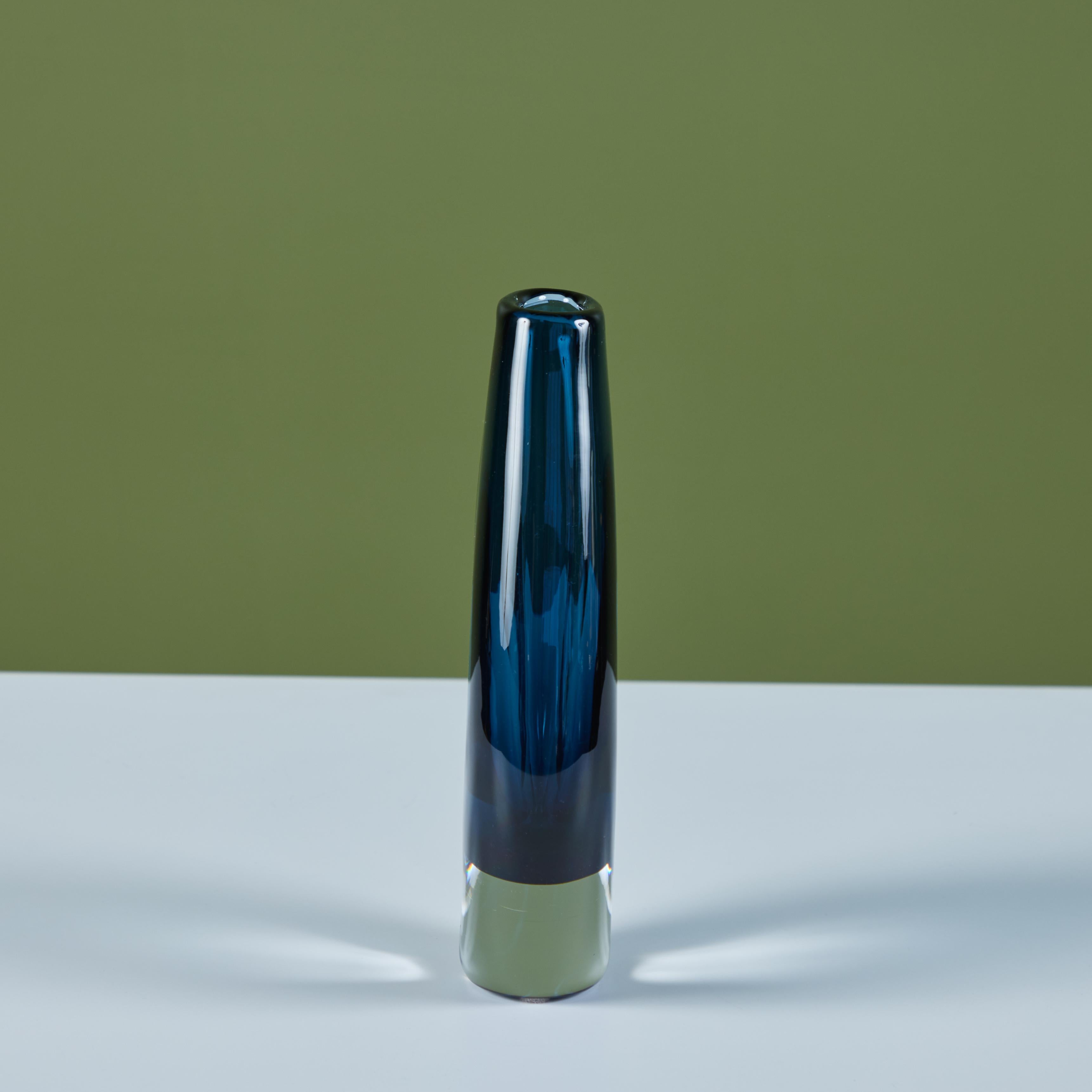 Milieu du XXe siècle Vase en verre bleu de Nils Landberg pour Orrefors en vente