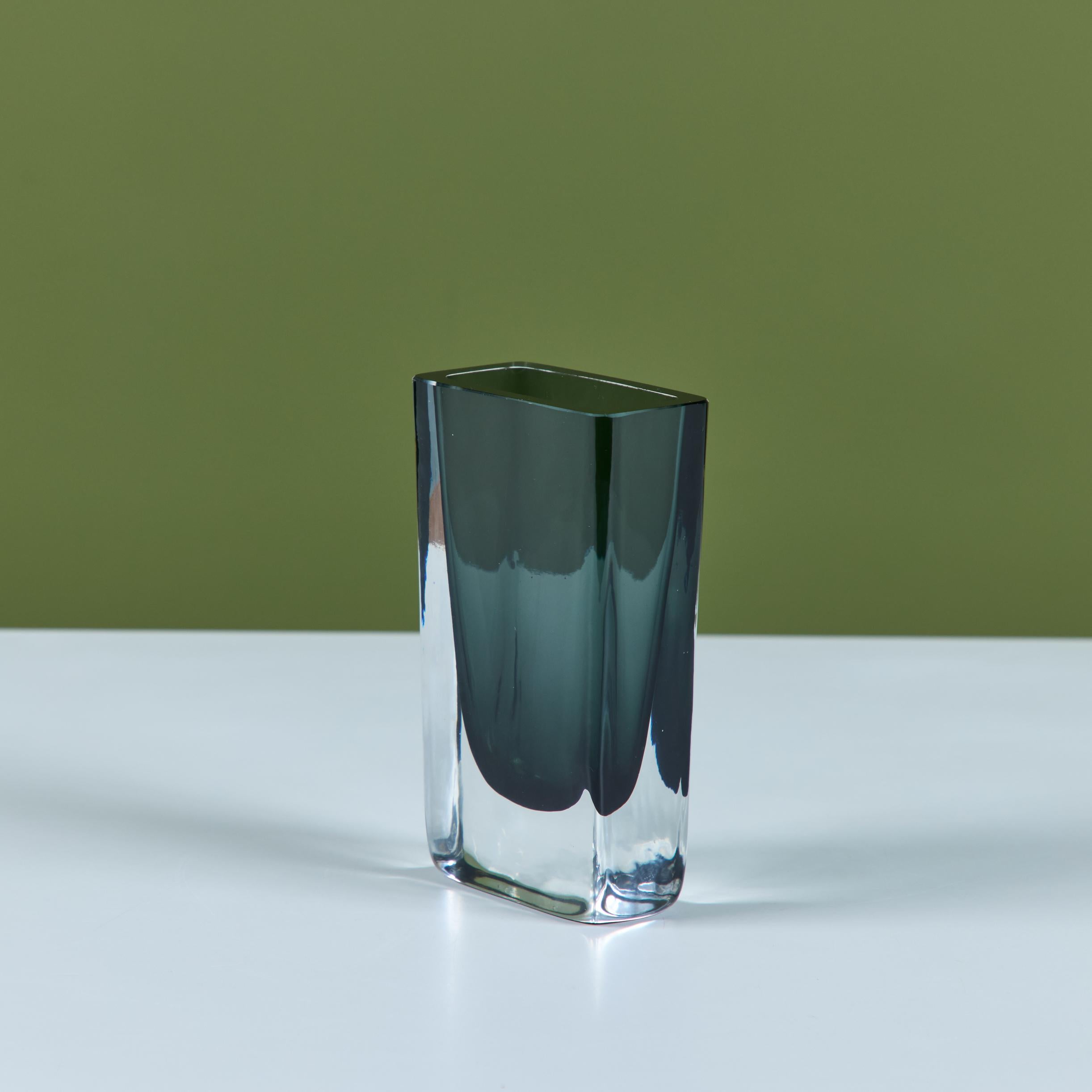 Metà XX secolo Vaso in vetro blu di Nils Landberg per Orrefors in vendita