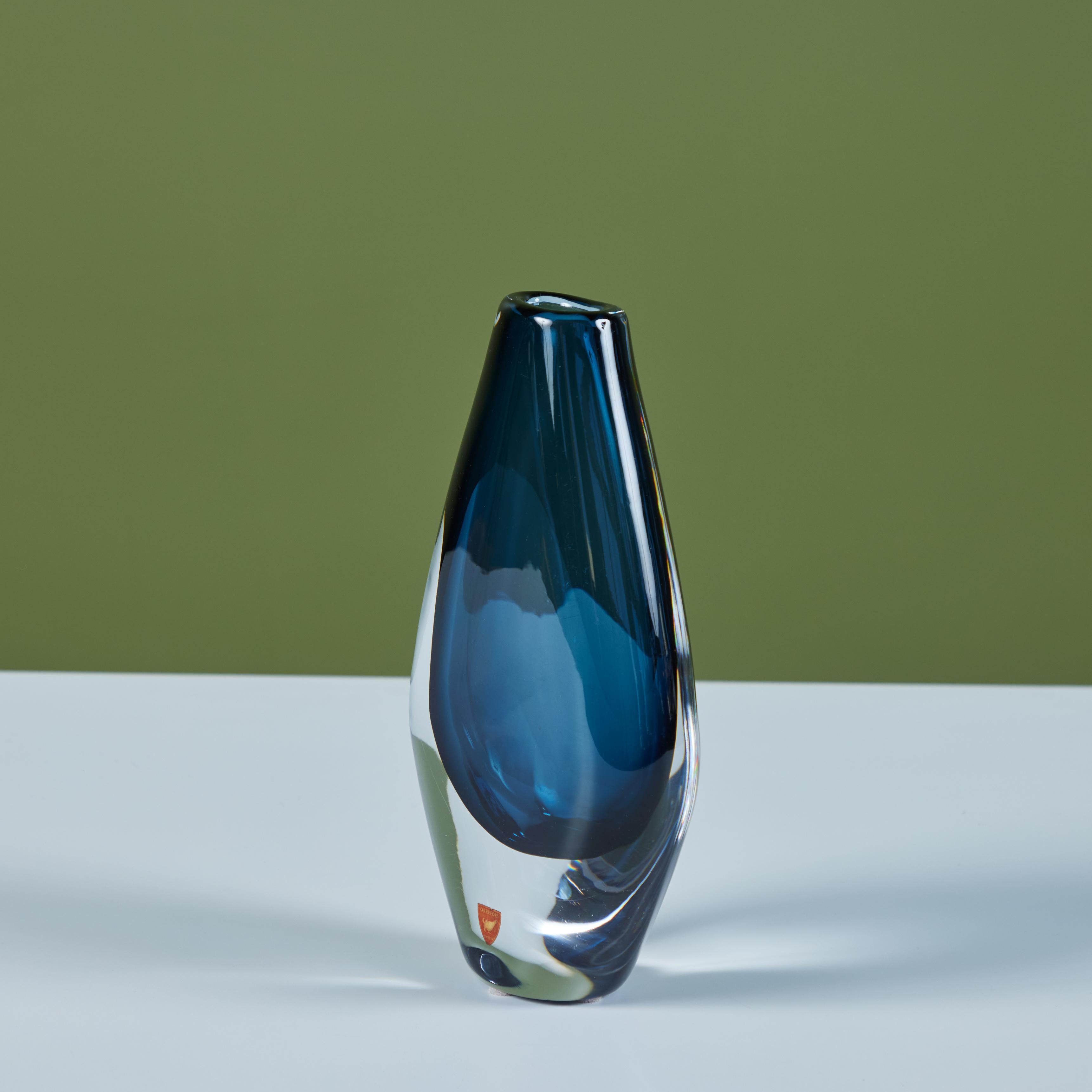 Verre Vase en verre bleu de Nils Landberg pour Orrefors en vente