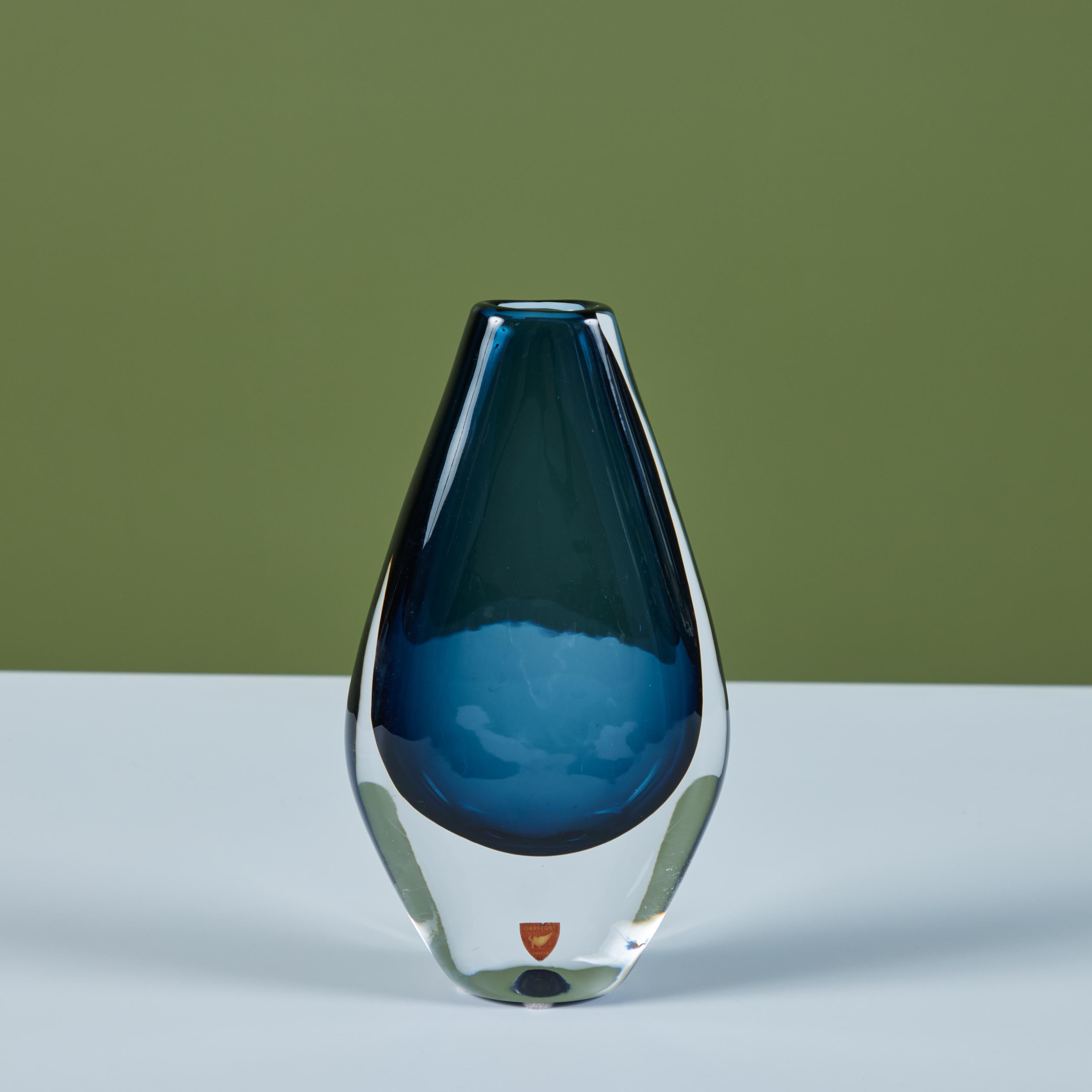 Vase en verre bleu de Nils Landberg pour Orrefors en vente 1
