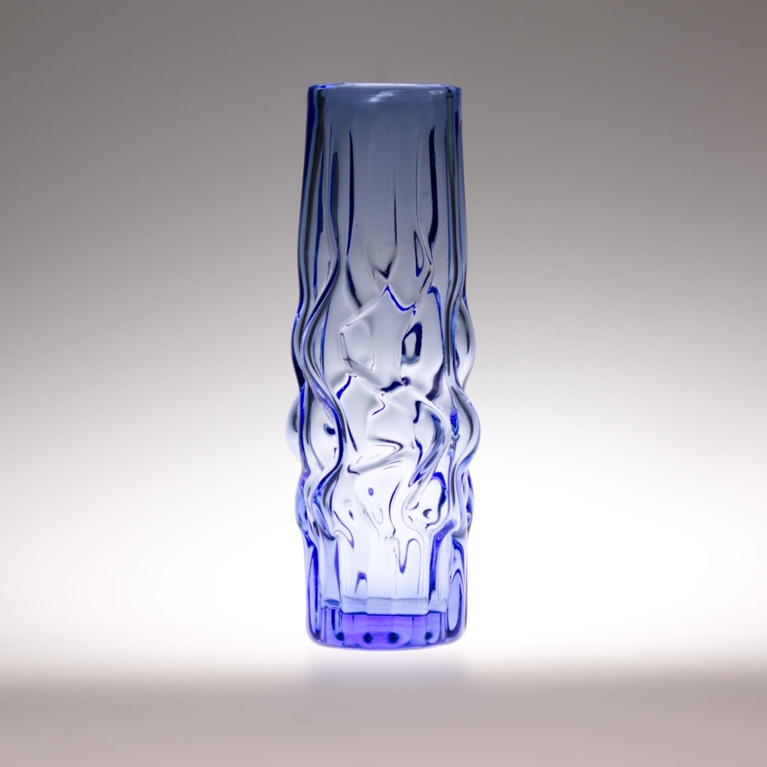 Vase en verre bleu de Pavel Hlava pour Novy Bor Crystalex, Tchécoslovaquie, années 1960 Bon état - En vente à Lucenec, SK
