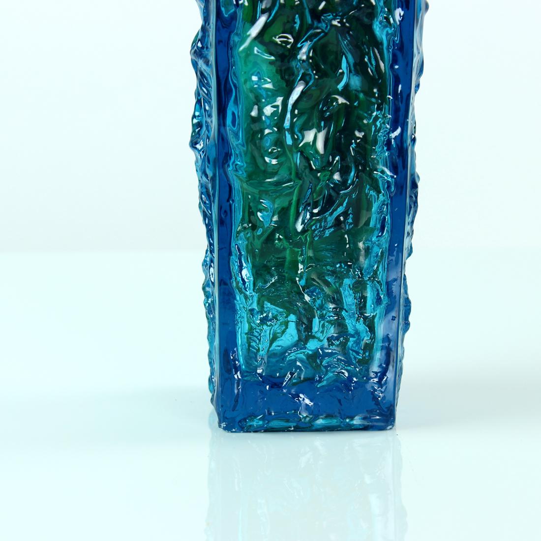 Magnifique vase en verre pressé conçu par Vladislav Urban en 1969 pour Rosice Glass Factory. Urban est le premier verrier à avoir commencé à couler et à façonner le verre directement à partir des moules. Cette méthode lui a permis d'élargir les