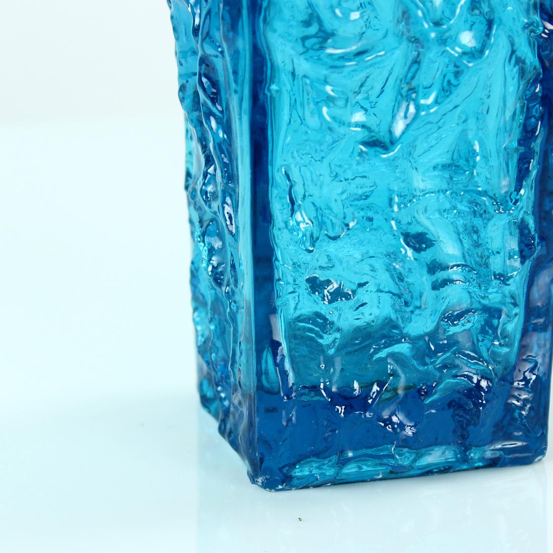 Tchèque Vase en verre bleu de Vladislav Urban, Tchécoslovaquie, 1969