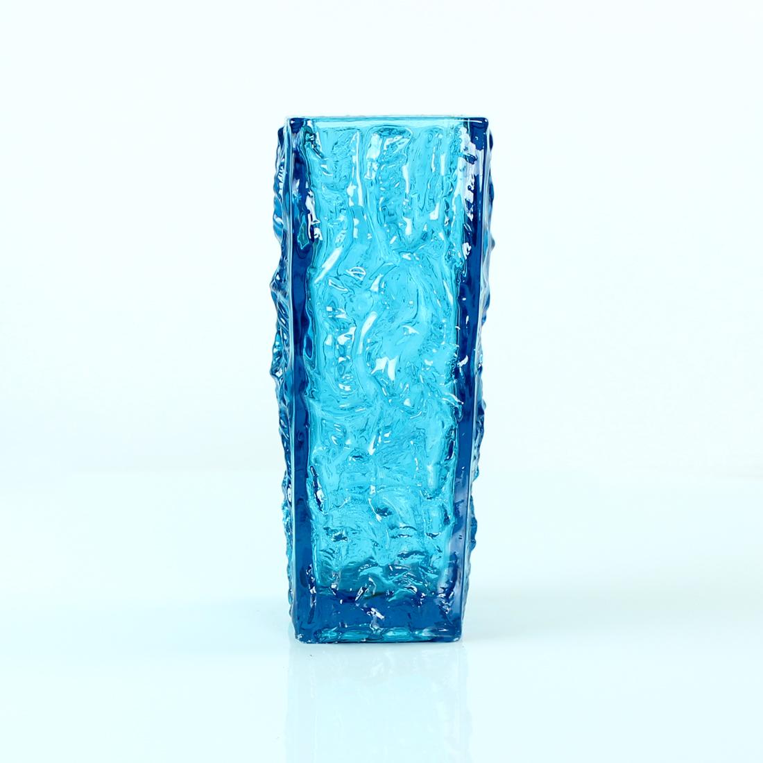 Vase en verre bleu de Vladislav Urban, Tchécoslovaquie, 1969 Excellent état à Zohor, SK