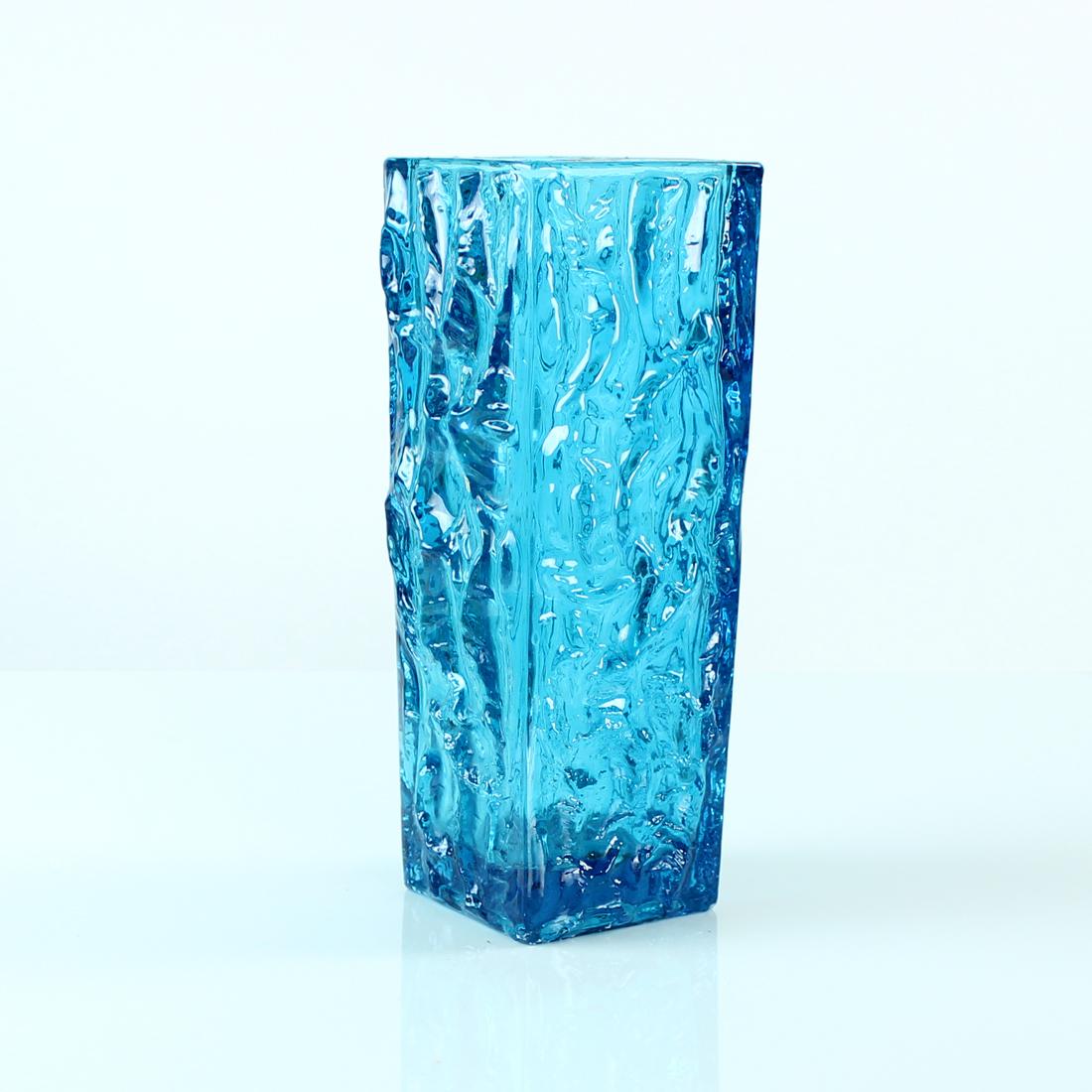 Milieu du XXe siècle Vase en verre bleu de Vladislav Urban, Tchécoslovaquie, 1969