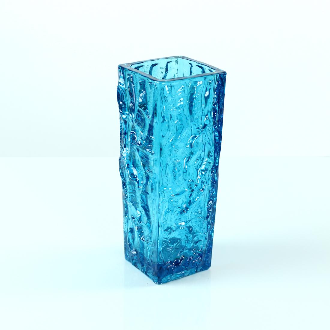 Verre Vase en verre bleu de Vladislav Urban, Tchécoslovaquie, 1969