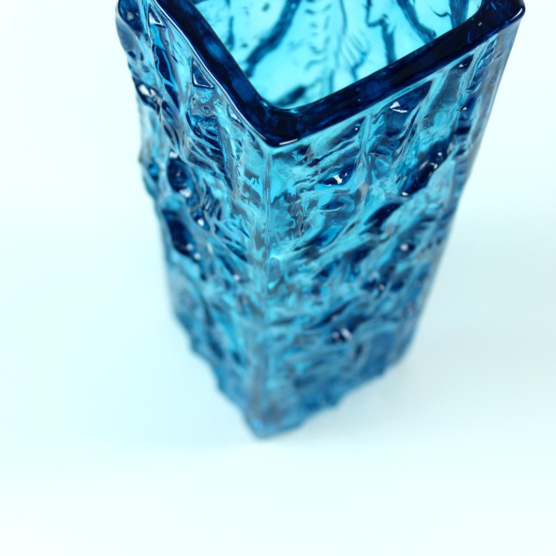 Vase en verre bleu de Vladislav Urban, Tchécoslovaquie, 1969 2