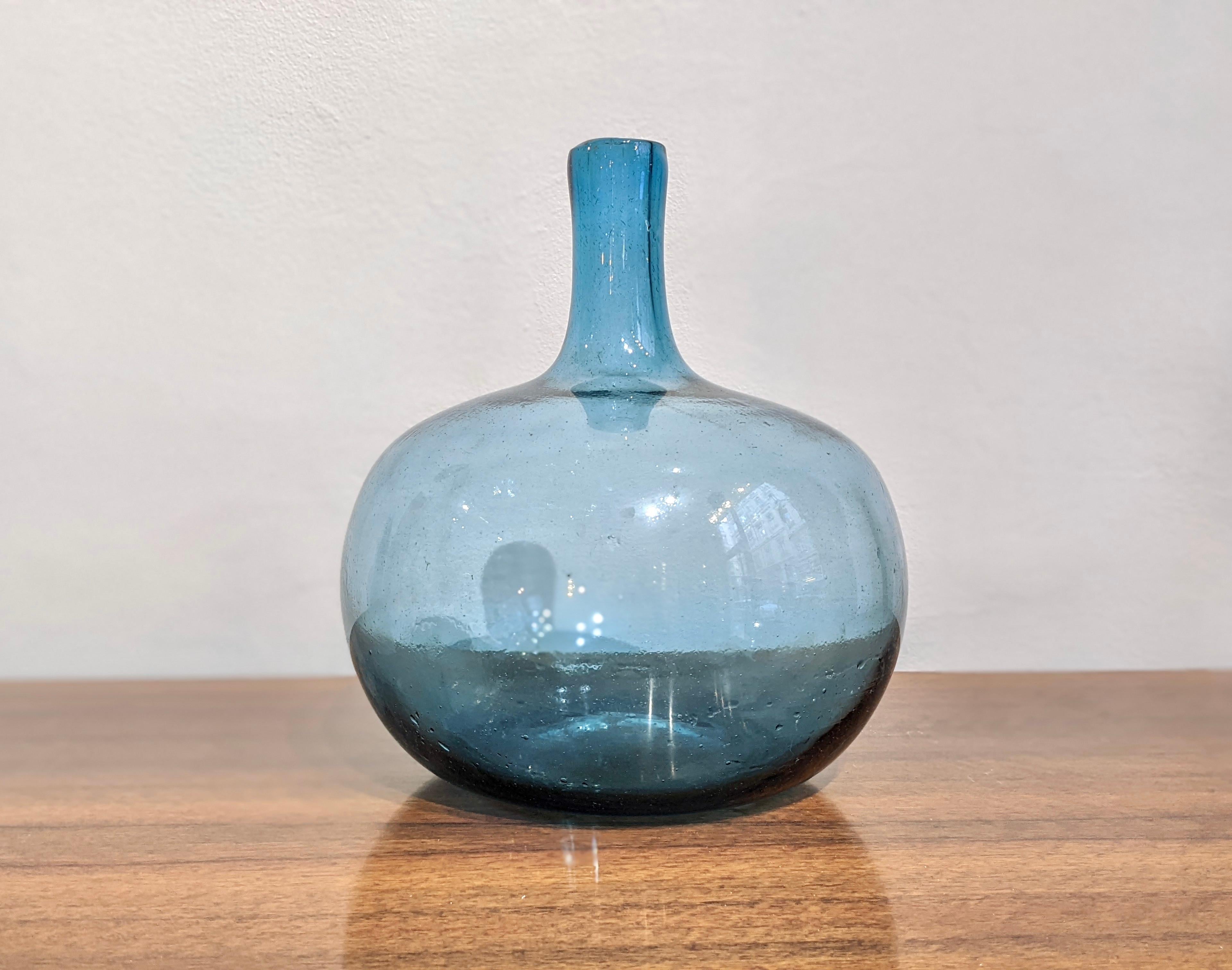 Blue glass vase, Claude Morin
Good condition. France, circa 1960.
Glass vase from the Dieulefit workshops by Claude Morin.
Signed underneath 