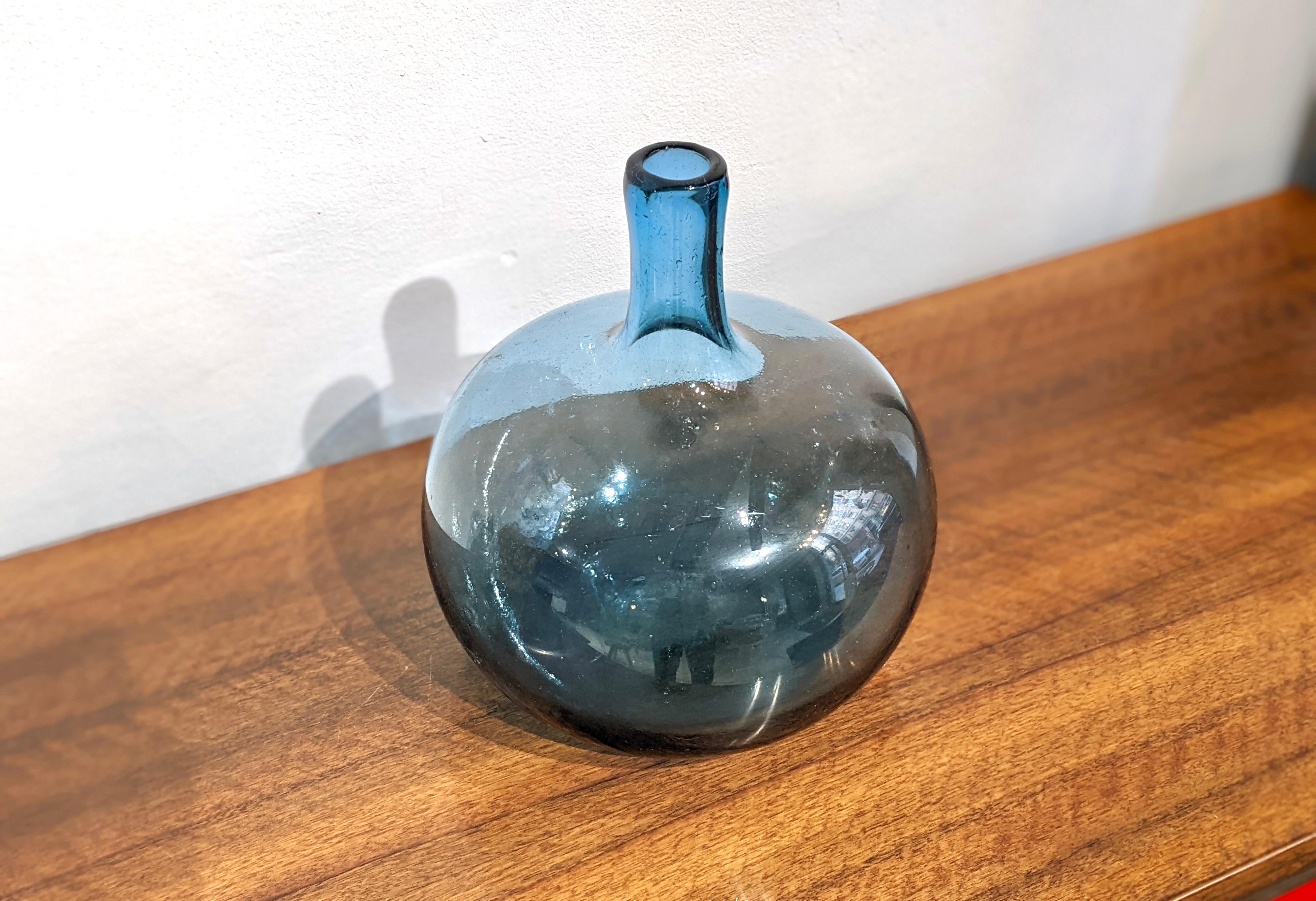 Blue glass vase, Claude Morin In Good Condition For Sale In lyon, FR