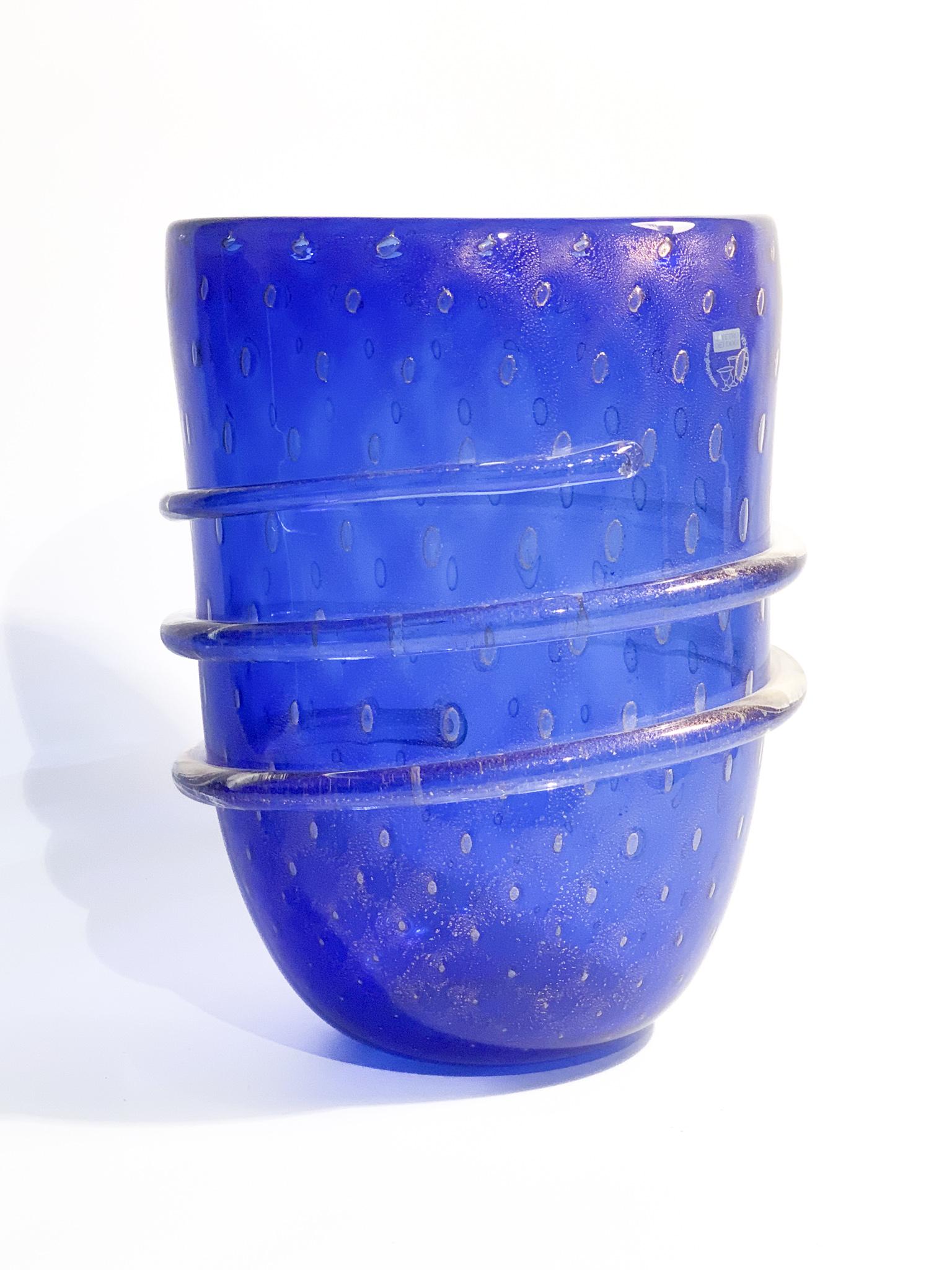 Deep blue Vetro dei Dogi Murano glass vase with gold work, made in the 1980s

Ø 17 cm Ø 13 cm h 23 cm