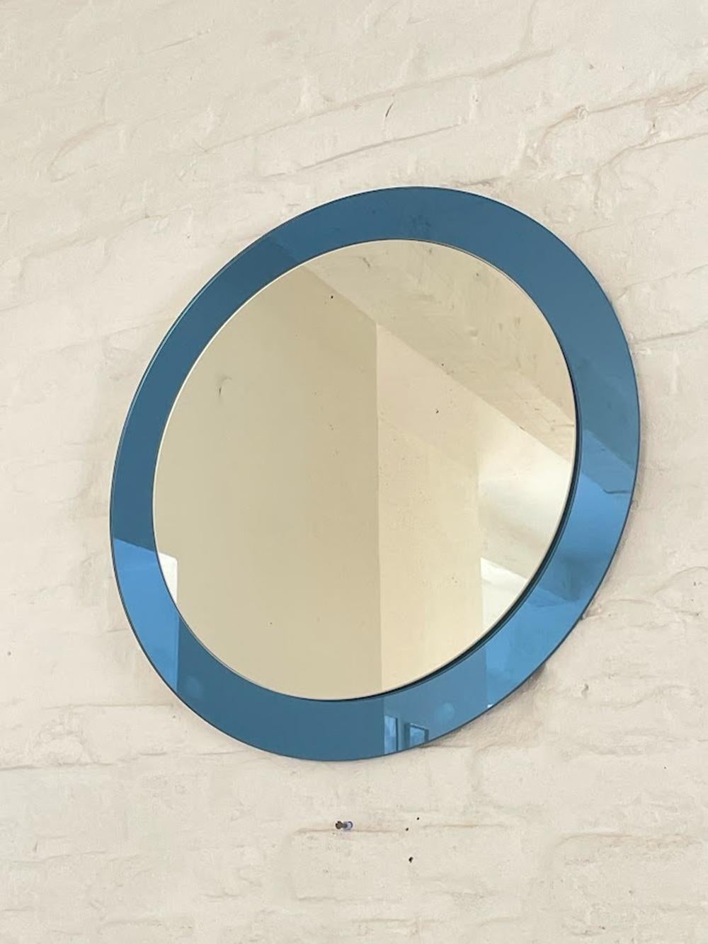 Mid-Century Modern Miroir mural en verre bleu, italien, vers 1960-1970 en vente