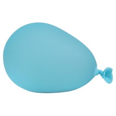 Scultura di palloncini d'acqua in vetro blu di Dylan Martinez