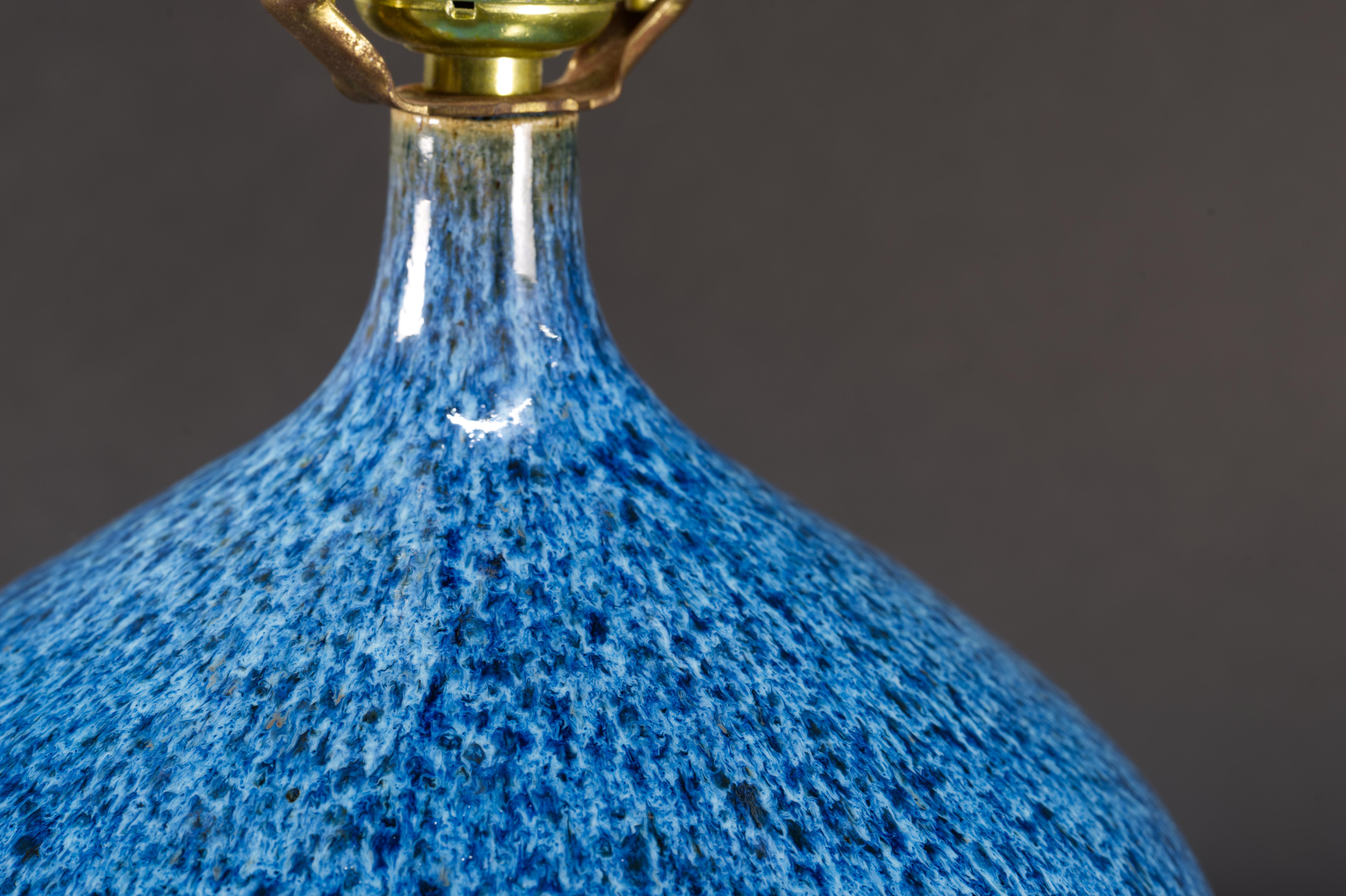 Blau glasierte Keramik-Tisch-Akzentlampe, American Studio Art Pottery (Glasiert) im Angebot