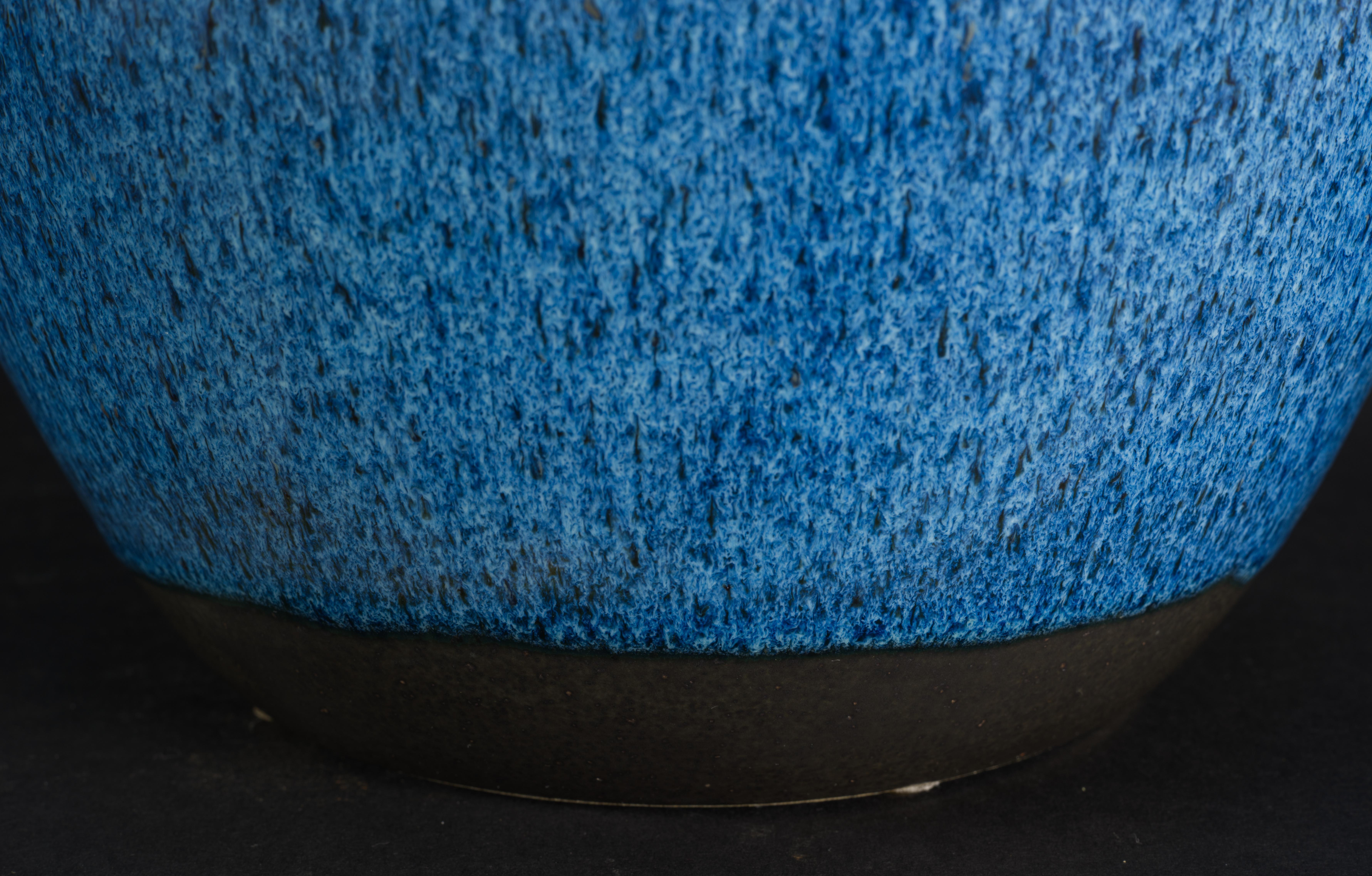 Blau glasierte Keramik-Tisch-Akzentlampe, American Studio Art Pottery im Zustand „Gut“ im Angebot in Clifton Springs, NY