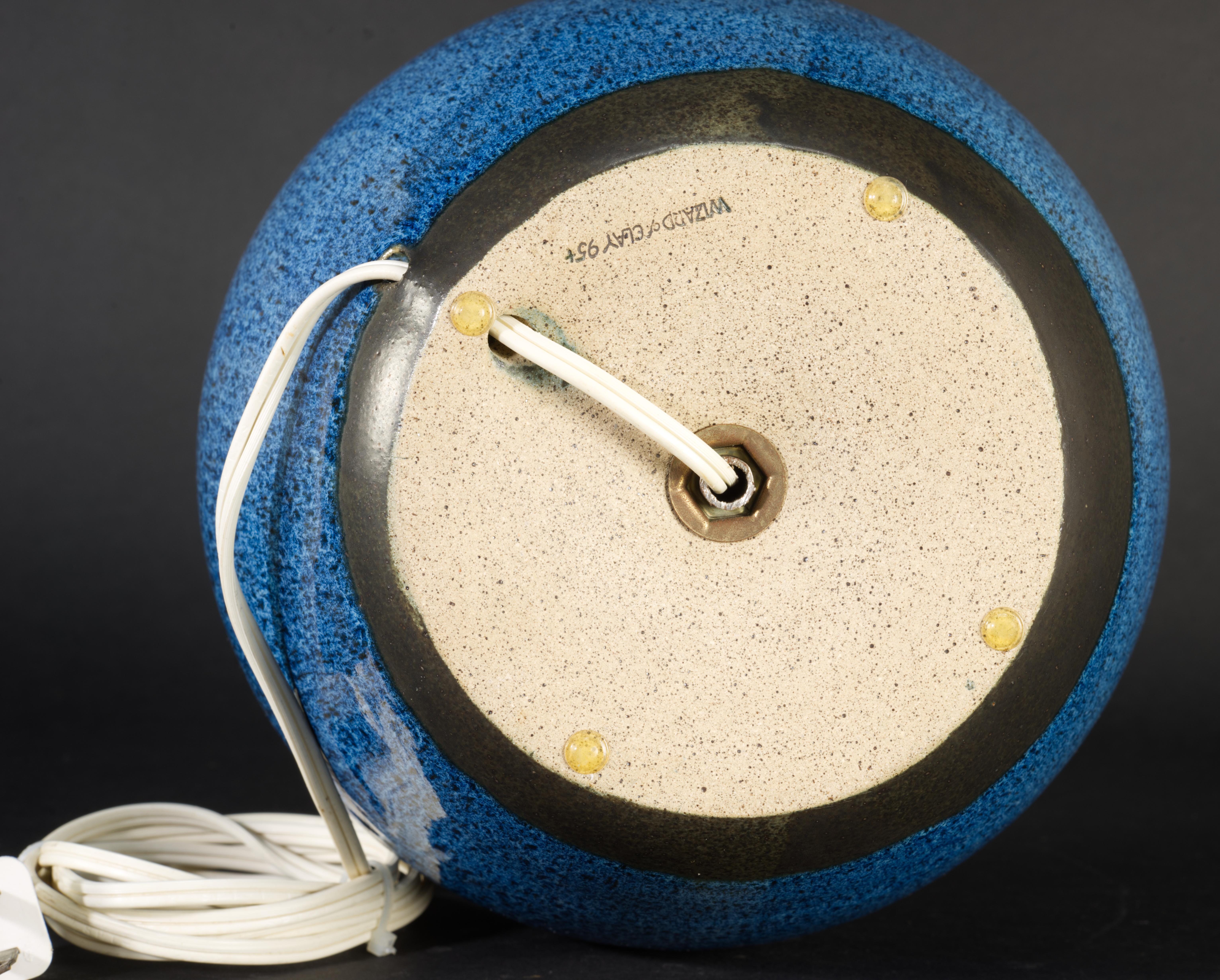 Blau glasierte Keramik-Tisch-Akzentlampe, American Studio Art Pottery (20. Jahrhundert) im Angebot