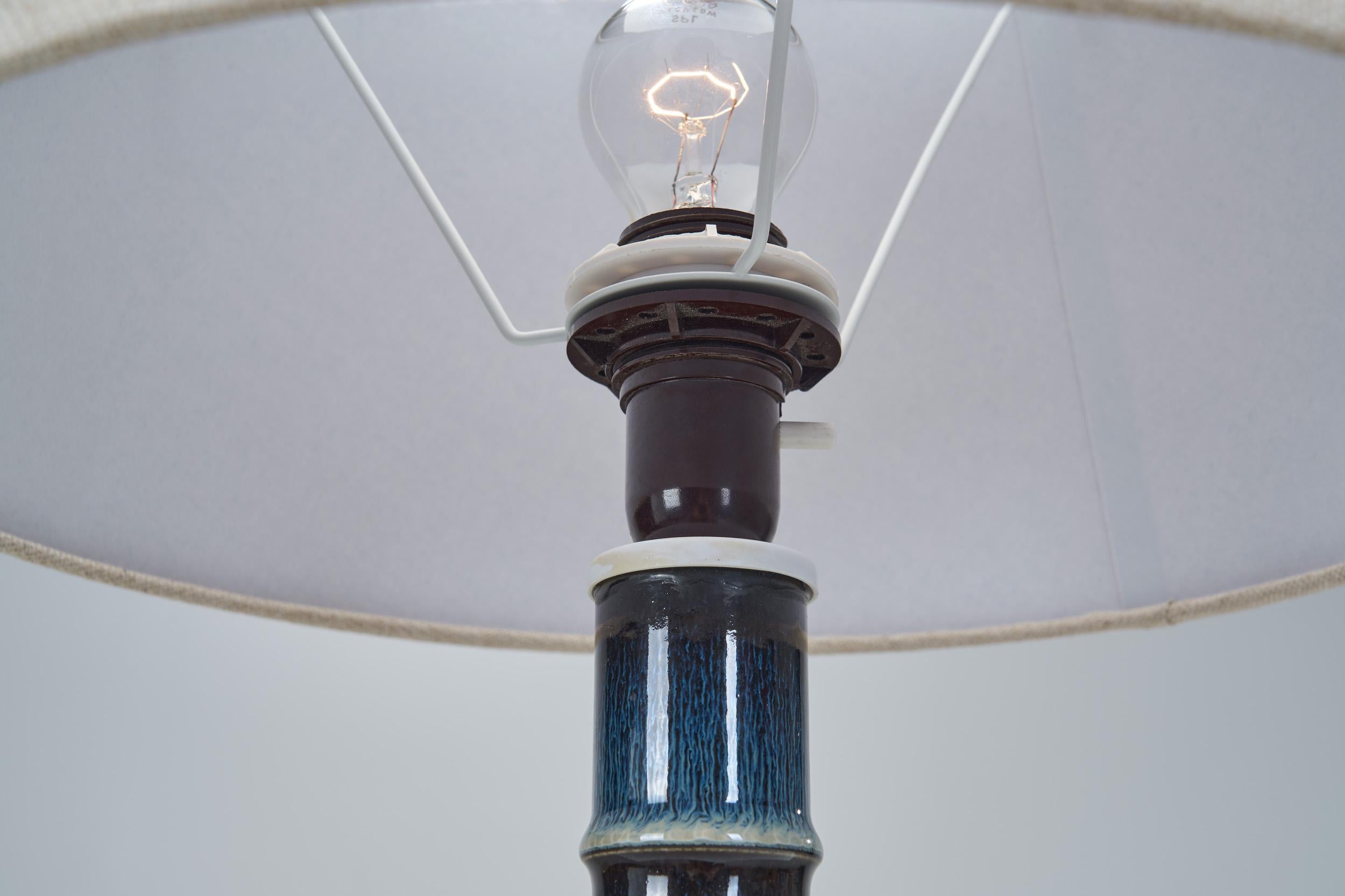 Grès Lampe de table en grès à glaçure bleue de Carl-Harry Stålhane, Suède, années 1960 en vente