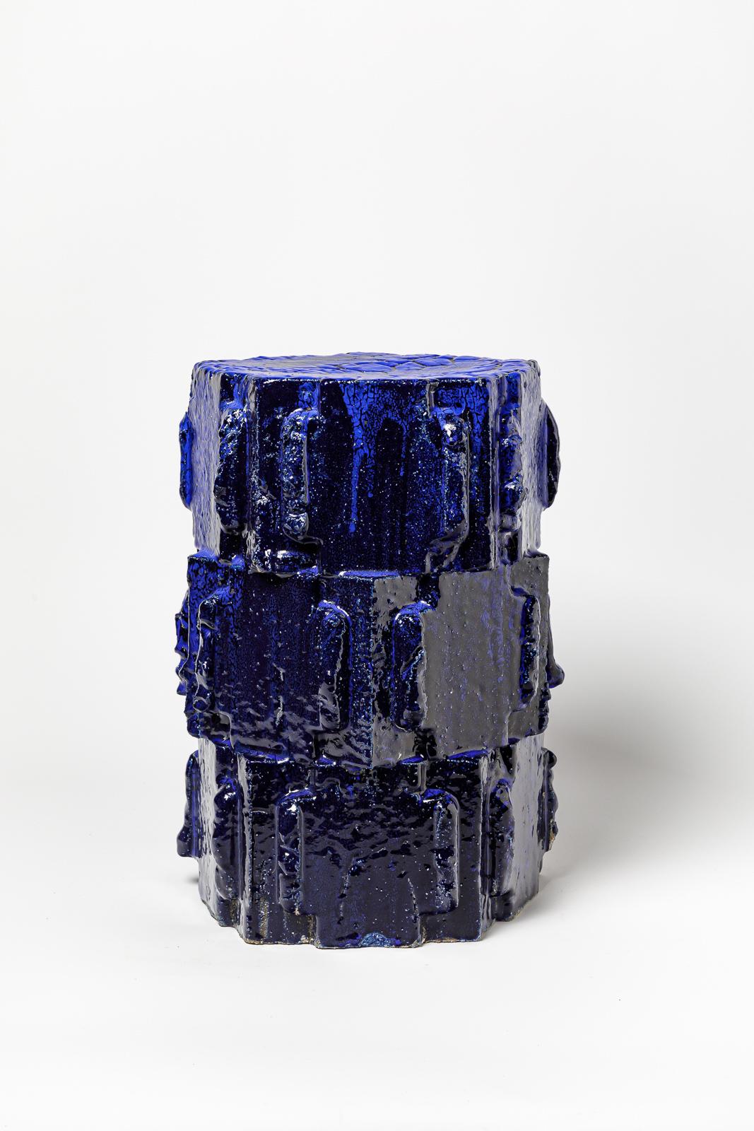 Hocker aus blau glasiertem Bollène-Steinzeug von Jean Ponsart.
Künstlermonogramm am Sockel. 2023.
H : 17,5' x 11,2' x 11,2 Zoll.