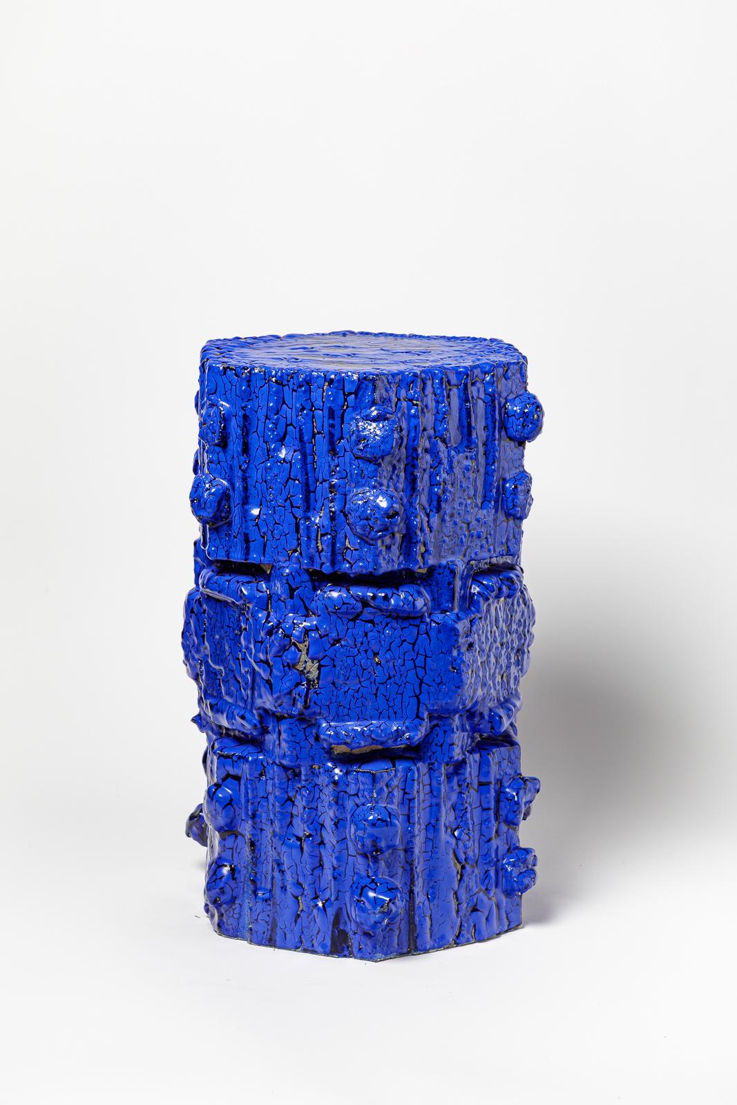 Tabouret en grès bollène émaillé bleu de Jean Ponsart.
Monogramme de l'artiste à la base. 2023.
H : 20.8' x 12.6' x 10.8 pouces.