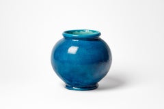 Jarrón bola de cerámica vidriada azul atribuido a Raoul Lachenal, hacia 1930.