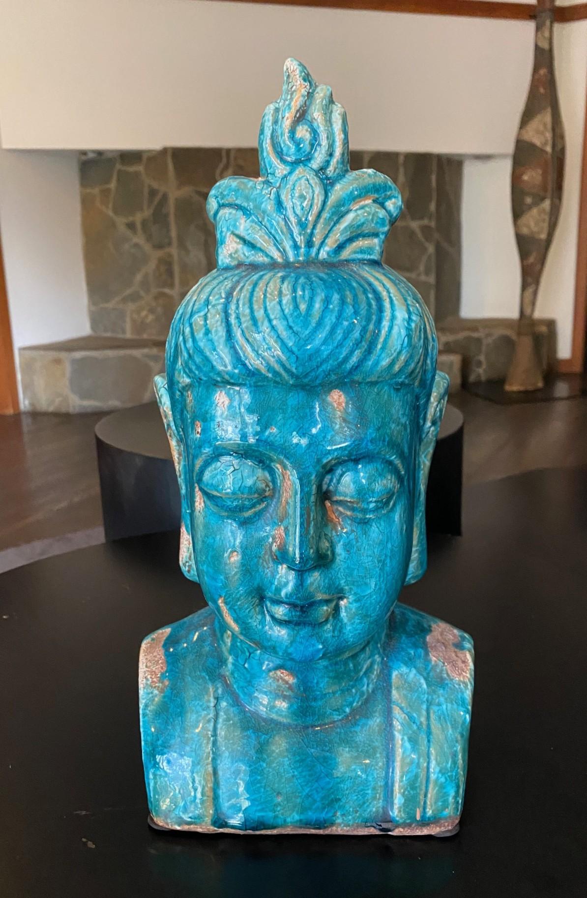 Une magnifique et somptueuse sculpture en céramique/poterie à tête de Bouddha sereine, émaillée en bleu, très semblable au buste chinois Kwan Yin fabriqué en Italie par Aldo Londi pour Bitossi/Rosenthal Netter.  

Nous ne connaissons pas l'identité
