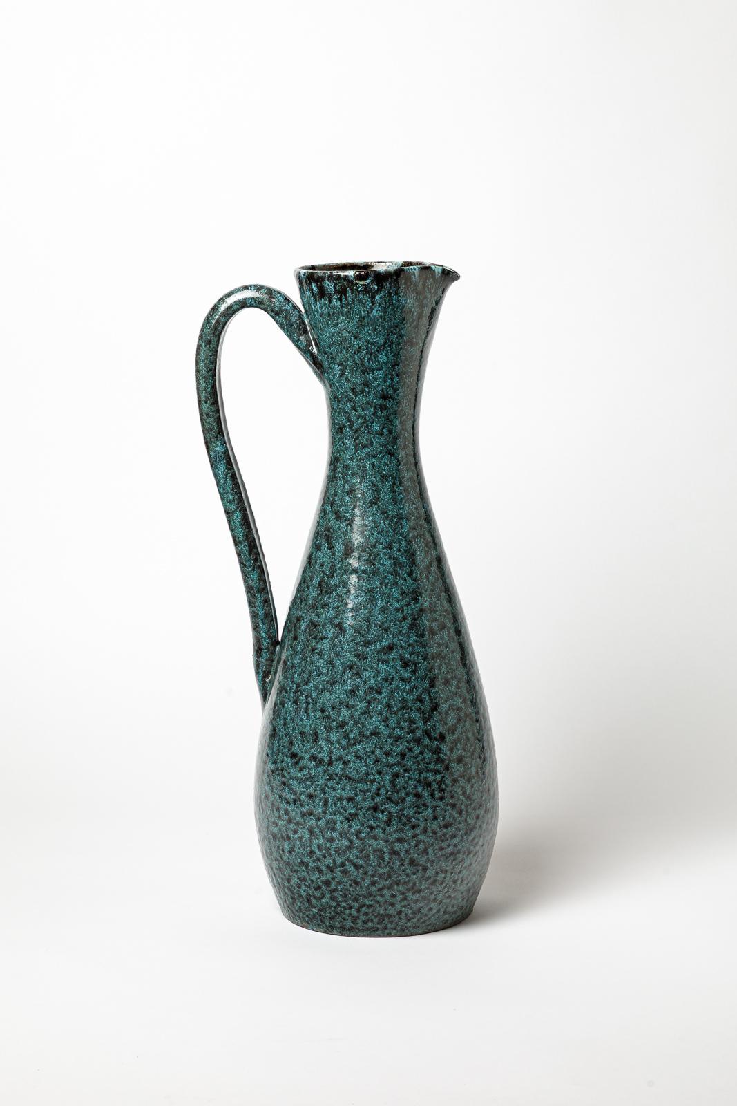 Pichet en céramique émaillée bleue d'Accolay. 
Monogramme de l'artiste sous la base. Circa 1960-1970.
H : 18.1 x 6.3 x 5.9 pouces.
