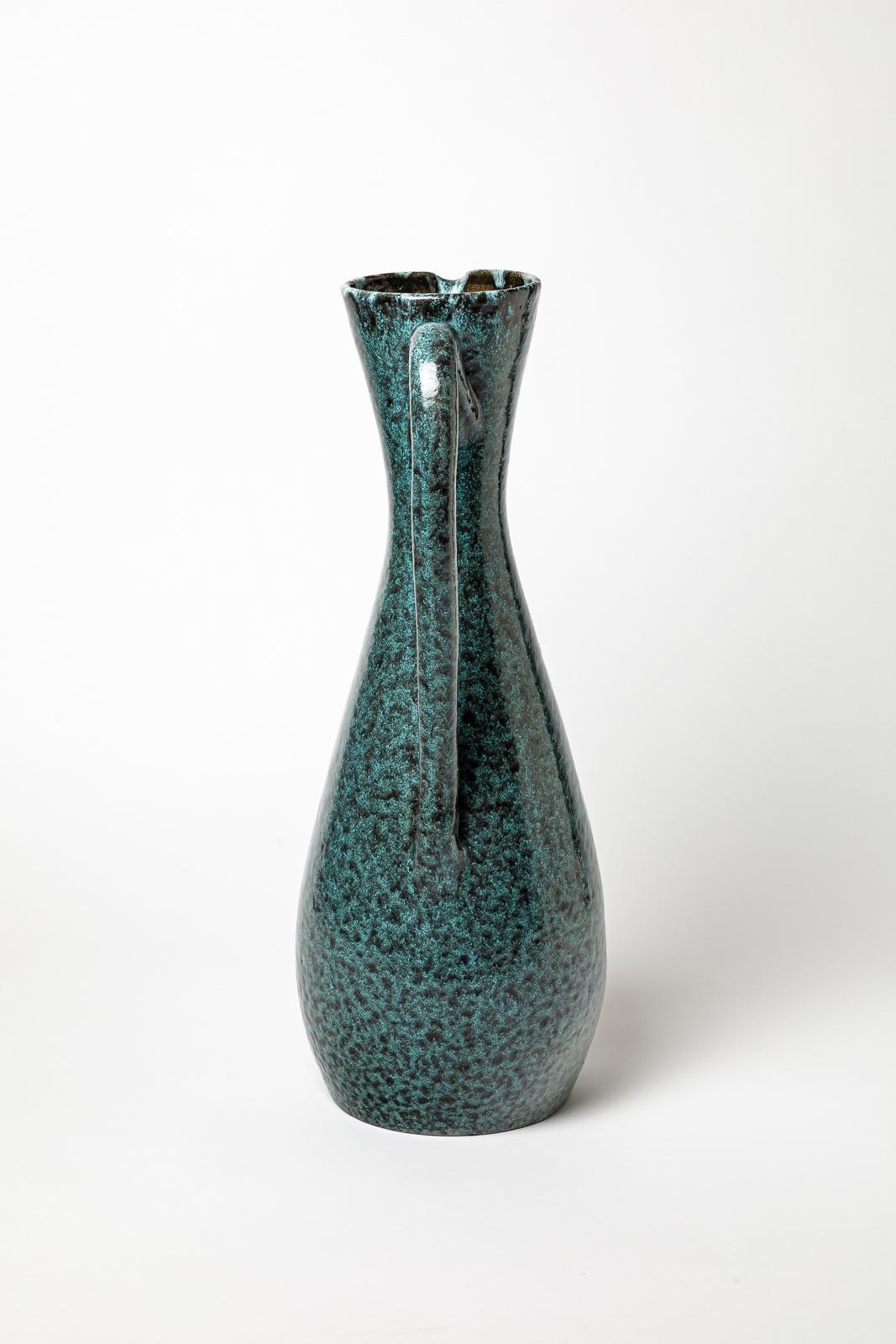 Milieu du XXe siècle Pichet en céramique émaillée bleue d'Accolay, vers 1960-1970. en vente