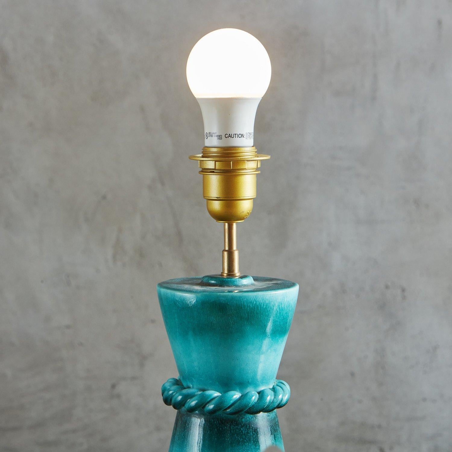 Blau glasierte Keramik-Tischlampe, Frankreich 1940er Jahre (Glasiert) im Angebot