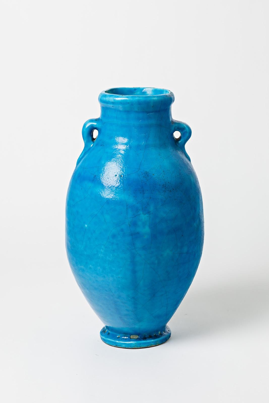 Vase aus blau glasierter Keramik, Raoul Lachenal zugeschrieben.
Nicht signiert. 
Um 1930.

H : 15,7' x 7,9' x 7,9' Zoll.