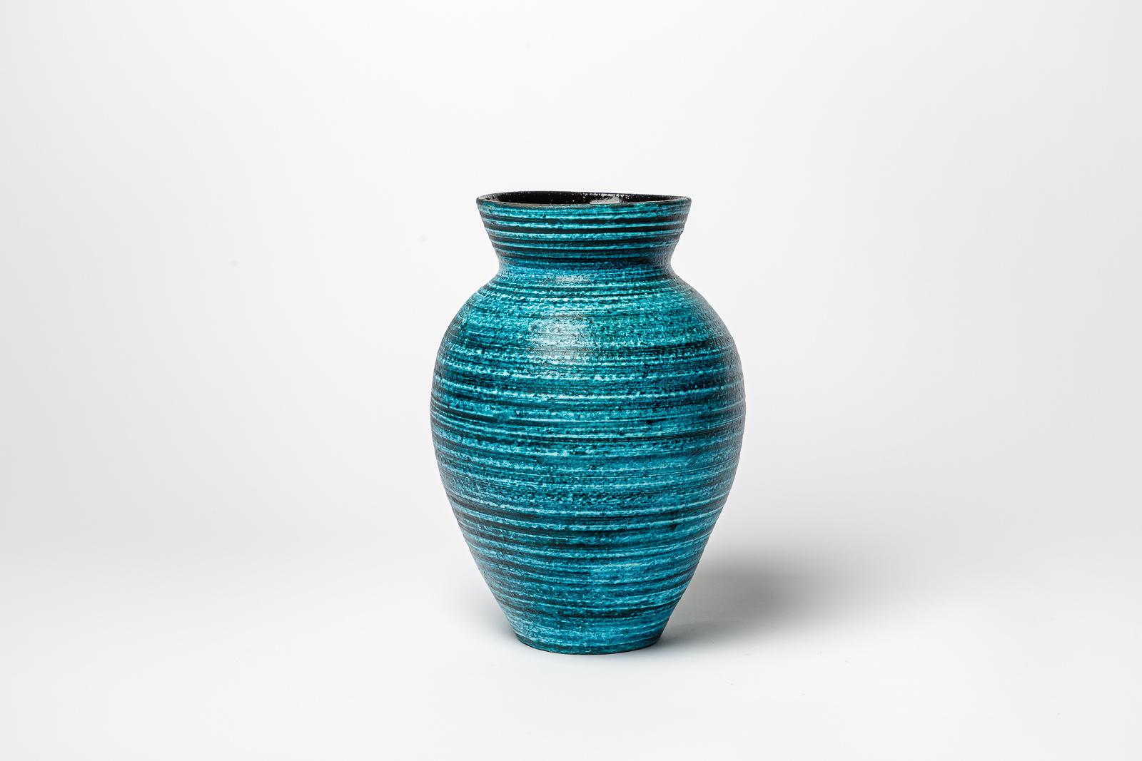 Beaux-Arts Vase en céramique émaillée bleue d'Accolay, vers 1960-1970. en vente