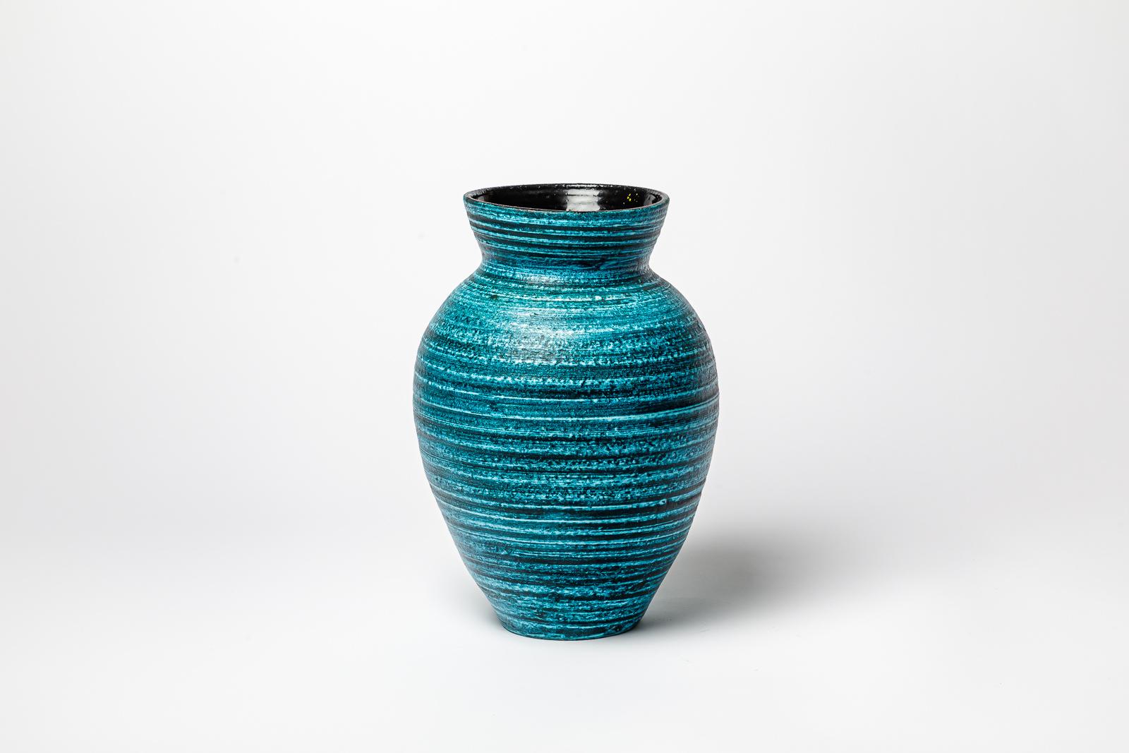 Français Vase en céramique émaillée bleue d'Accolay, vers 1960-1970. en vente