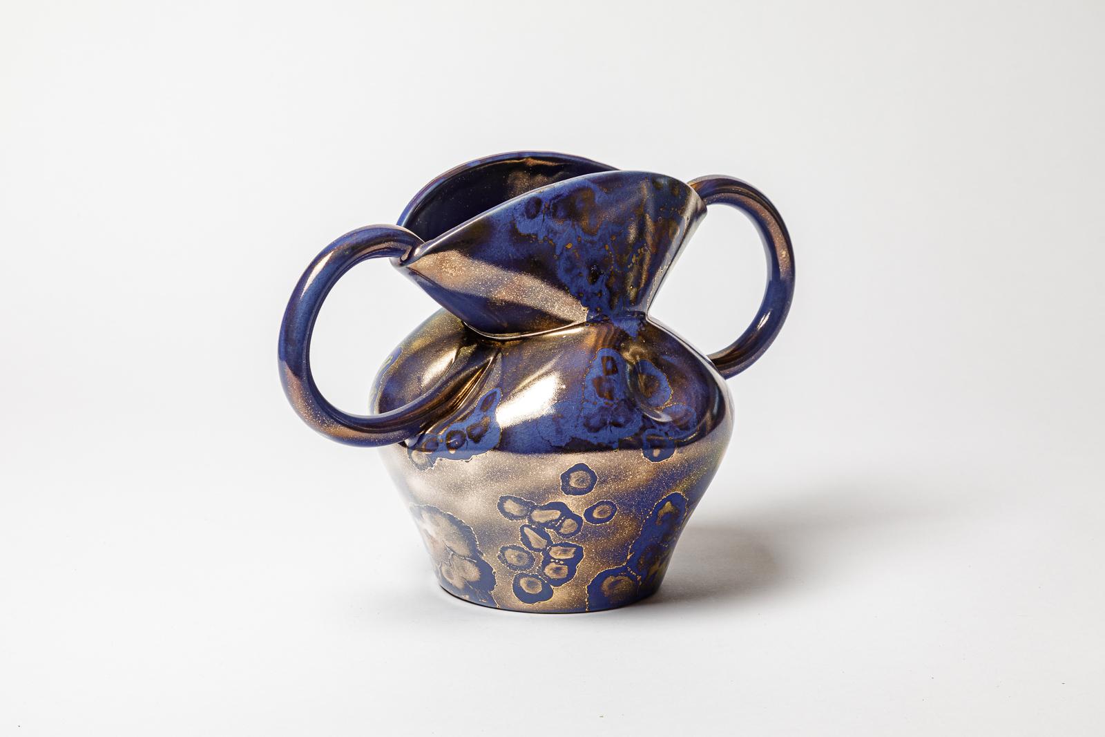 Vaso in ceramica smaltata blu di Art Ceram. 
Monogramma dell'artista sotto la base. 
Circa 1950.
H. : 9,4 x 13,8 x 6,1 pollici.
