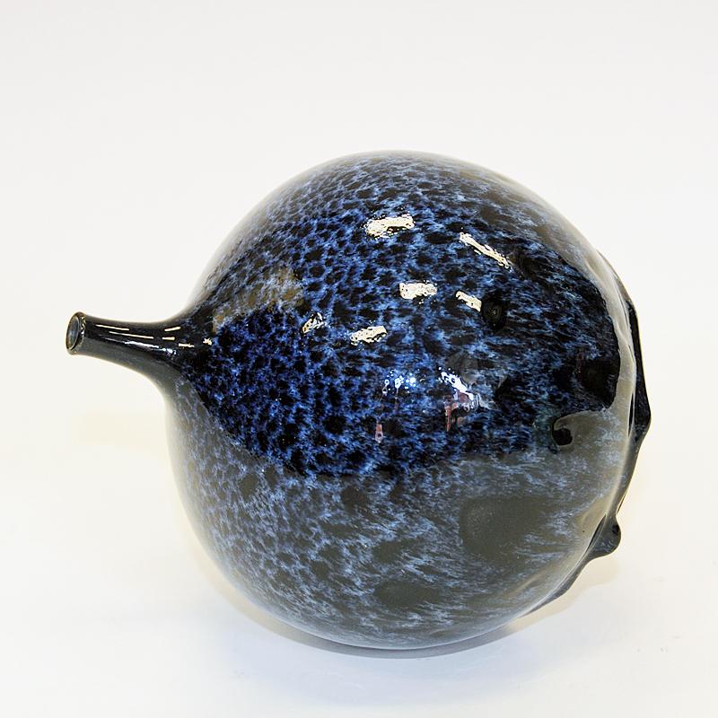 Scandinave moderne Vase en céramique émaillée bleue par Bror Börsum 1960s, Suède en vente