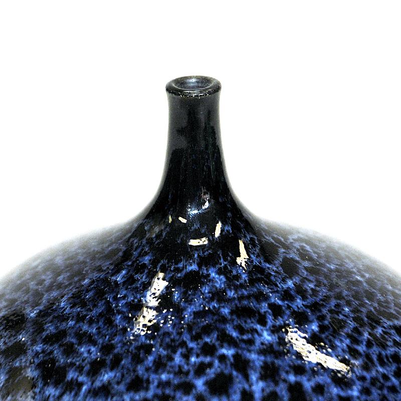 Scandinave Vase en céramique émaillée bleue par Bror Börsum 1960s, Suède en vente