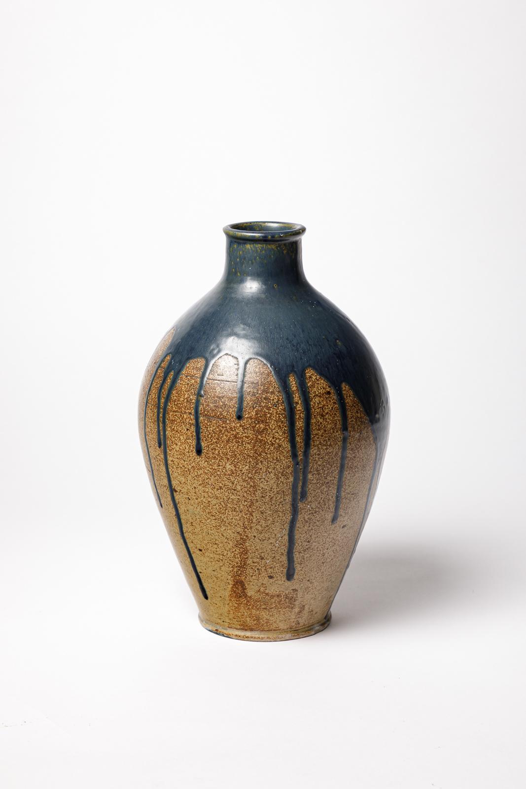 Vaso in ceramica smaltata blu di Lucien Arnaud. 
Firma dell'artista sotto la base. Circa 1920.
H. : 13,8 x 7,9 pollici.