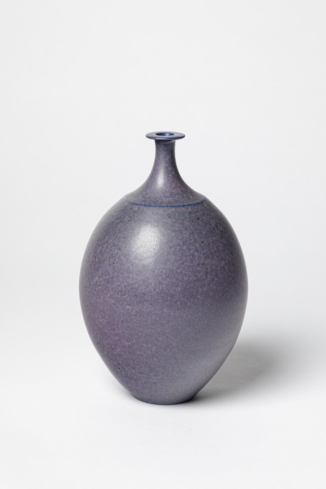 Vase en céramique émaillée bleue de Robert Deblander. 
Signature de l'artiste sous la base. Circa 1990.
H : 6.9 x 4.3 pouces.
