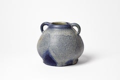 Vase à anses en céramique émaillée bleue par Léon Pointu, vers 1920-1930.