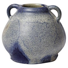 Vase à anses en céramique émaillée bleue par Léon Pointu, vers 1920-1930.