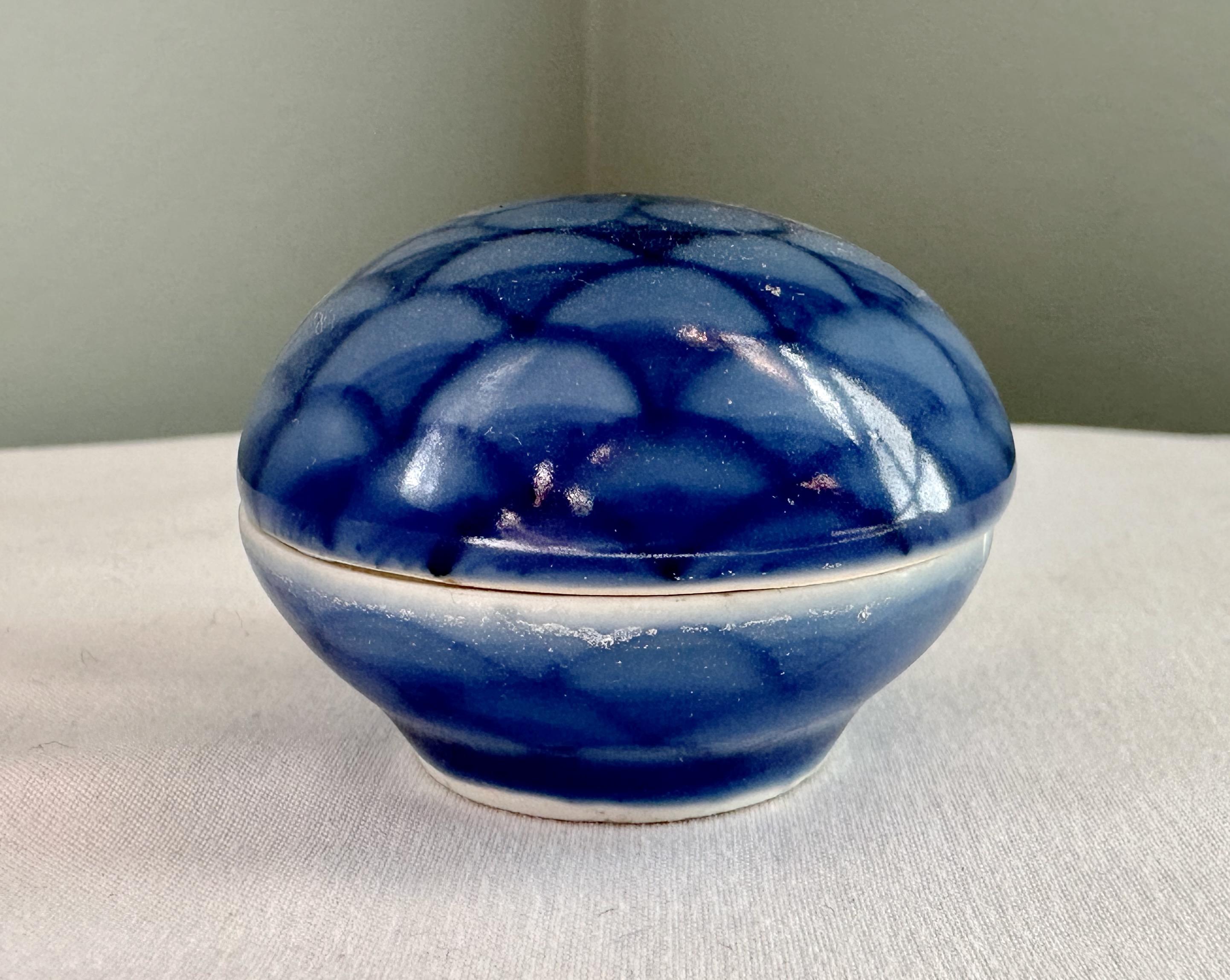 Dipinto a mano Scatola in porcellana smaltata blu della The Hatcher Collection in vendita