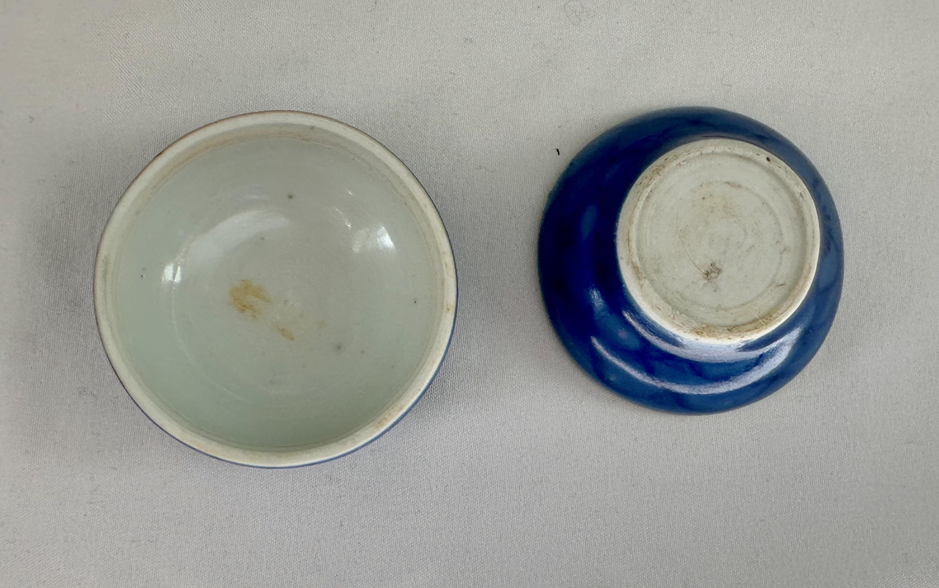 Fino al XVIII secolo Scatola in porcellana smaltata blu della The Hatcher Collection in vendita