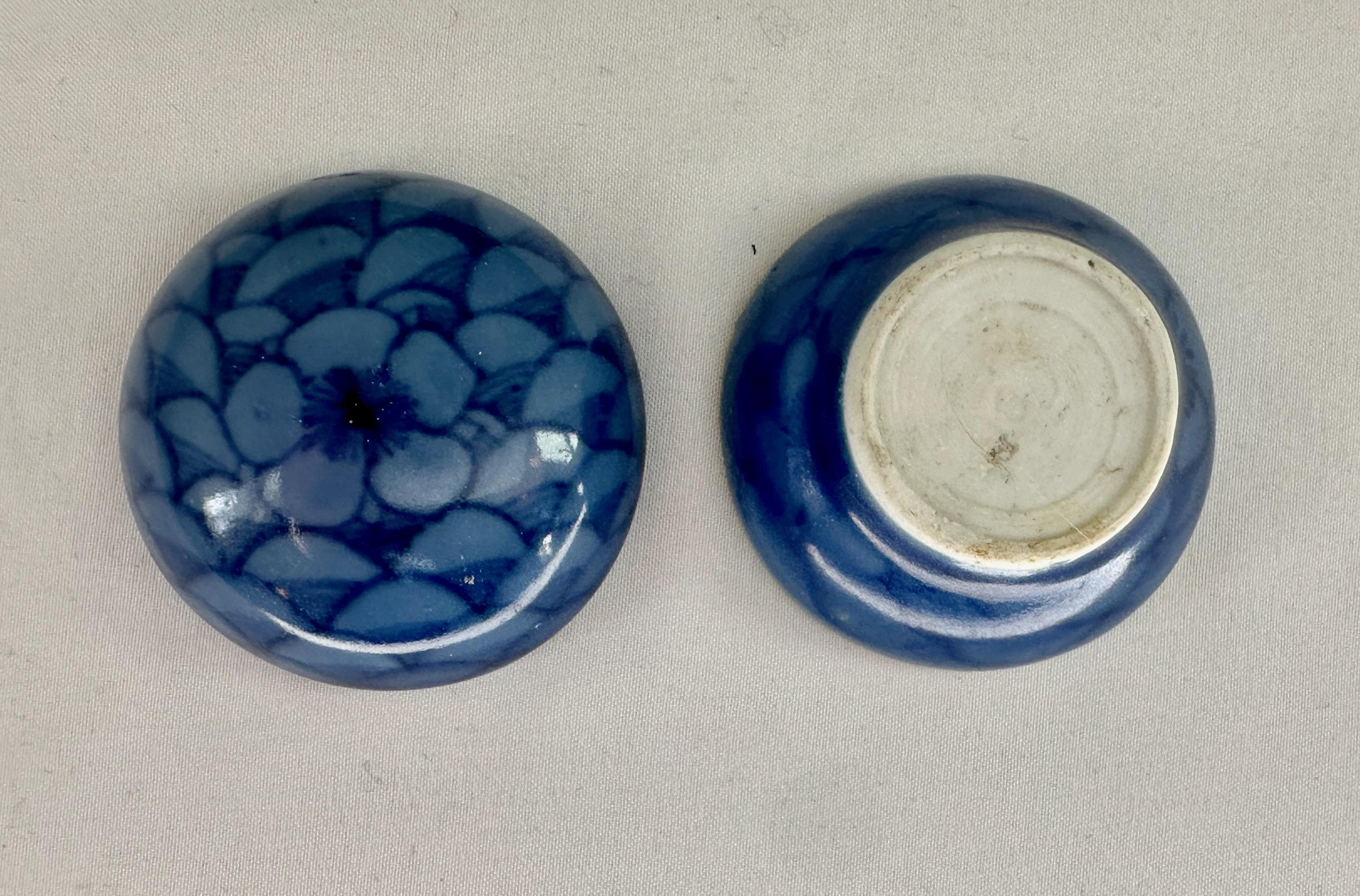 Porcellana Scatola in porcellana smaltata blu della The Hatcher Collection in vendita
