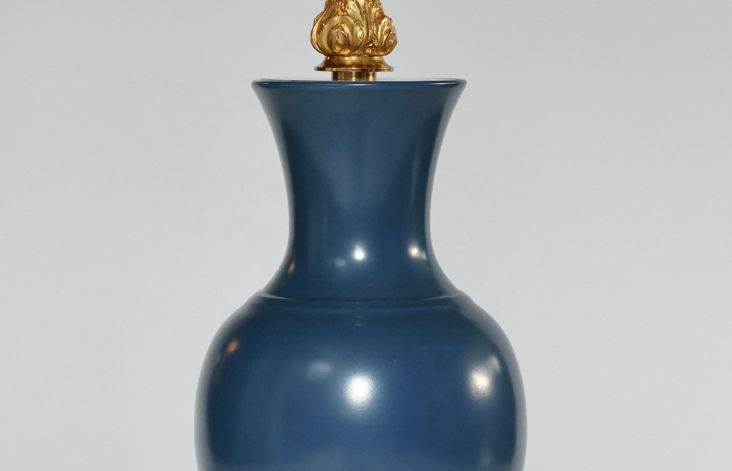 Paire de lampes en porcelaine émaillée bleue avec des décorations en laiton doré, le haut du vase est de 15 pouces, les abat-jour ne sont pas inclus.