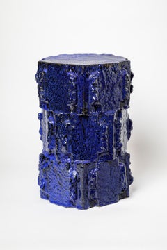 Taburete de gres esmaltado azul de Jean Ponsart, 2025.